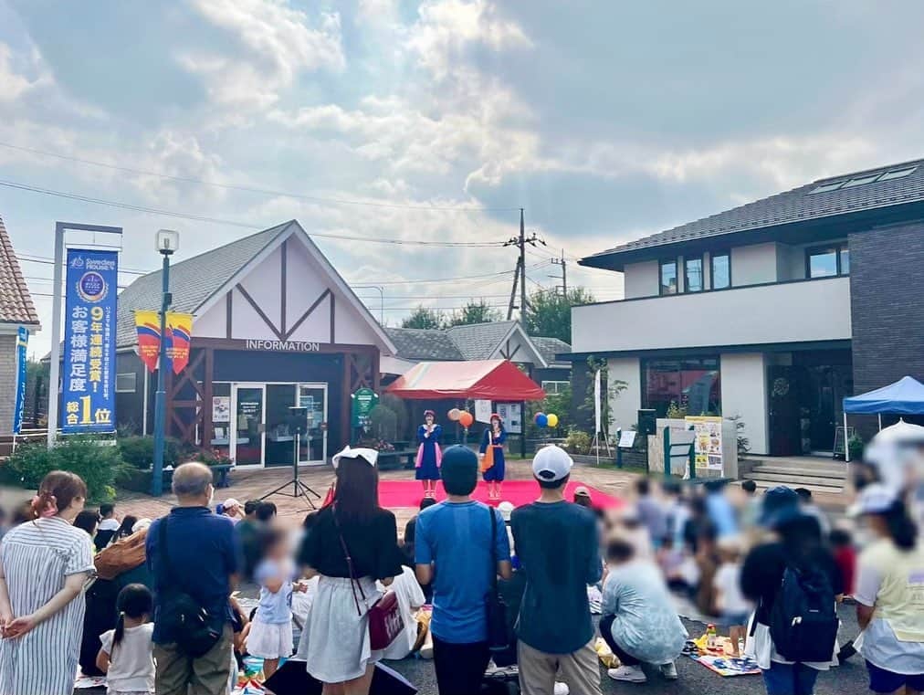 加藤一華さんのインスタグラム写真 - (加藤一華Instagram)「. 昨日は 茨城 古河住宅公園 栃木 小山住宅公園にて イベントでした🏠✨  すてきなお家がいっぱいで ルームツアーさせていただくだけでも 楽しい、、！😳🌈✨  そして前日の雨が嘘みたいに 晴れてよかった〜☺️🌼  みなさんレジャーシートを敷いて 広場に集まってくださって⛲️ なんだか運動会みたいでわくわく😆🎒  初めての栃木県も、 たーーくさんの方が 会いに来てくださって😳🙌 またお友達が増えた！☺️🌟  暑い中ご来場ありがとうございました😆🌱  次みんなに会えるのは いよいよオーケストラコンサートに なりそうです！🎻🌈  毎週木曜日の生配信も ぜひ遊びに来てくださいね♪  #親子イベント  #親子コンサート #ファミリーコンサート #ファミリーイベント  #子連れお出かけ  #子連れイベント  #なるも知らない9枚目😴 #かわいいお手紙🫶💌  #ボンボンアカデミー #いちなる」9月17日 22時32分 - ichika_kato