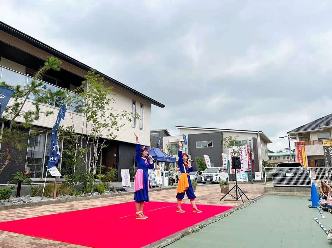 加藤一華のインスタグラム：「. 昨日は 茨城 古河住宅公園 栃木 小山住宅公園にて イベントでした🏠✨  すてきなお家がいっぱいで ルームツアーさせていただくだけでも 楽しい、、！😳🌈✨  そして前日の雨が嘘みたいに 晴れてよかった〜☺️🌼  みなさんレジャーシートを敷いて 広場に集まってくださって⛲️ なんだか運動会みたいでわくわく😆🎒  初めての栃木県も、 たーーくさんの方が 会いに来てくださって😳🙌 またお友達が増えた！☺️🌟  暑い中ご来場ありがとうございました😆🌱  次みんなに会えるのは いよいよオーケストラコンサートに なりそうです！🎻🌈  毎週木曜日の生配信も ぜひ遊びに来てくださいね♪  #親子イベント  #親子コンサート #ファミリーコンサート #ファミリーイベント  #子連れお出かけ  #子連れイベント  #なるも知らない9枚目😴 #かわいいお手紙🫶💌  #ボンボンアカデミー #いちなる」