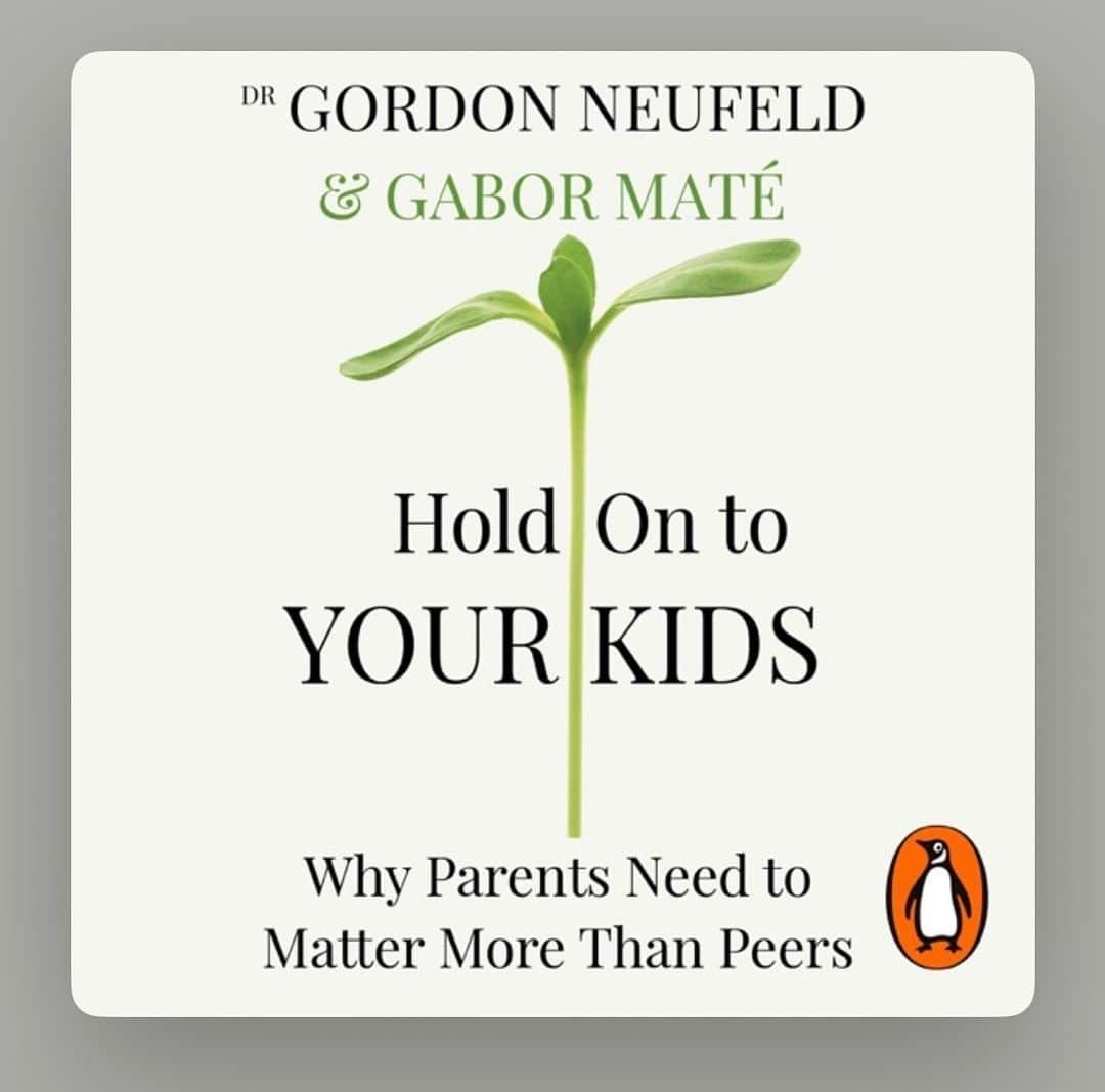 オルガ・キュリレンコのインスタグラム：「If you are a parent and haven’t read this book yet I strongly recommend you read it. Sadly, this world is getting uglier and uglier by the minute and we need to try and protect the next generation. Those who have read it, let me know what you thought 🙏 #holdontoyourkids @gabormatemd #gordonneufeld」