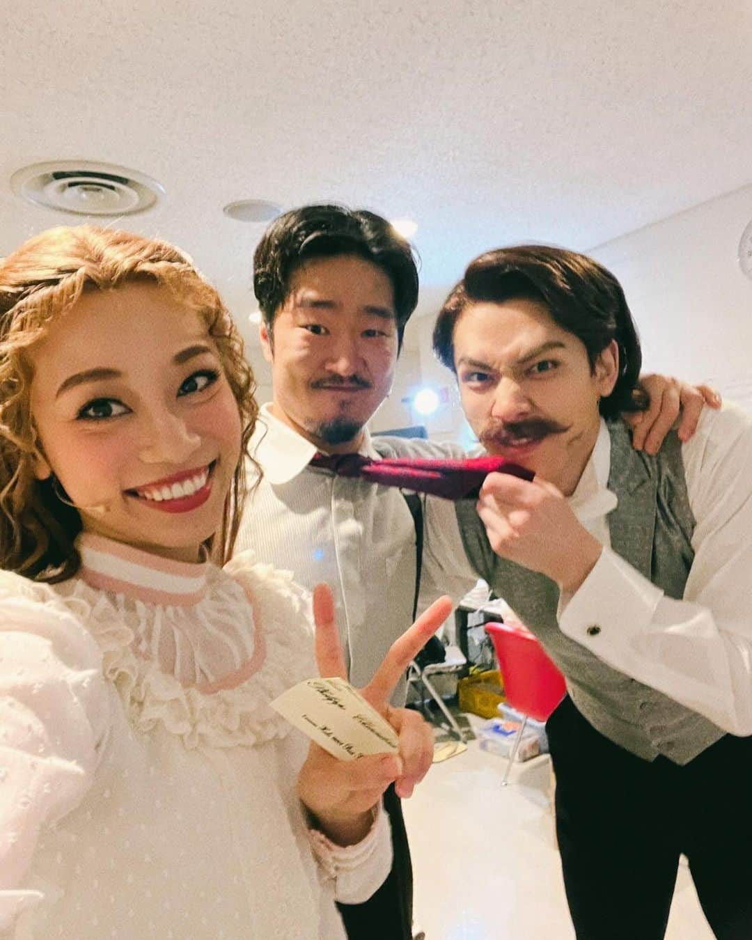 加藤将さんのインスタグラム写真 - (加藤将Instagram)「なっちゃん&ヘイヘイ この写真なんかええなぁ！  なっちゃんはリポビタンDのCMに出るべきやと思う！ 俺もいつかリポDのCM出たいが！  断崖絶壁を登りきった後に叫んで！ ふぁいと〜いっぱーつ！って！！ それか腰に手を当て牛乳を一気飲みしてブハァ！ハッハッハーと言って欲しい！笑  元気の象徴のような人物ですな！  50公演を色んなプレッシャーがある中で魂のこもった感動を皆に届けてくれてありがとう！  最強の生命体だと思ってる！  #最強の生命体  #真彩希帆 さん #クリスティーヌ  #ファントム」9月17日 22時36分 - sho_kato0921