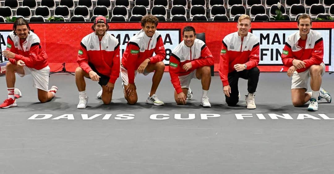 デニス・シャポバロフさんのインスタグラム写真 - (デニス・シャポバロフInstagram)「Final 8 🇨🇦!!!!!! What a week from the boys!! Incredibly proud of this team and the efforts all week. All heart for Canada 🇨🇦❤️‍🔥」9月17日 22時36分 - denis.shapovalov