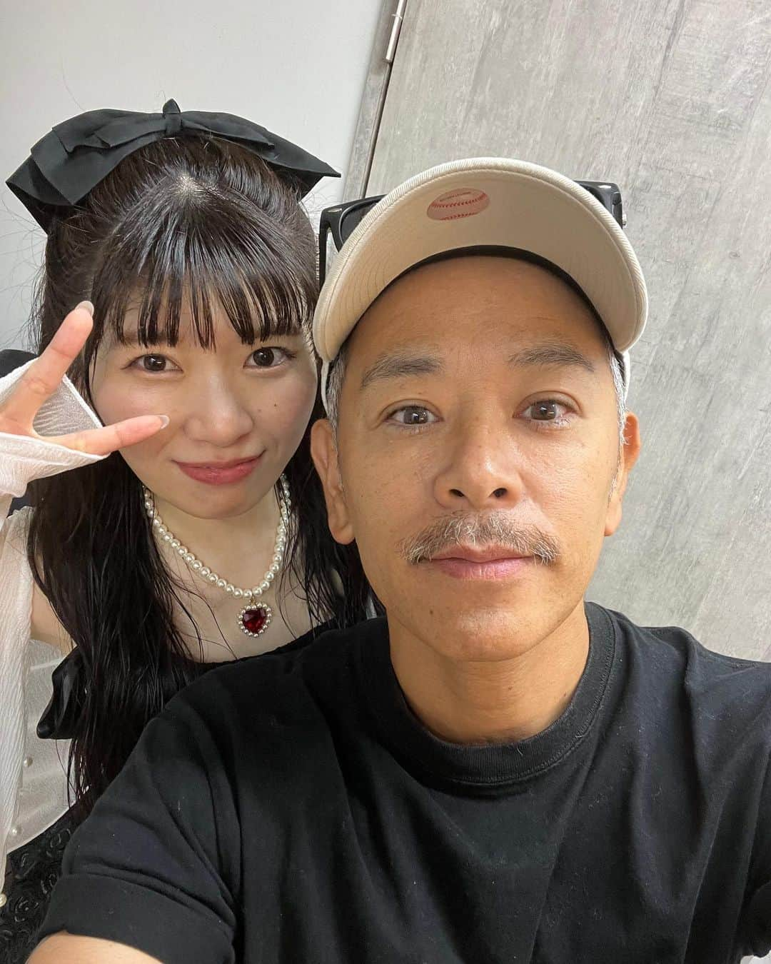 佐々木洋平のインスタグラム：「本日は西萌葉の生誕祭でした🎂  萌葉ももうグッドチョイスに9年ちかくいるらしいw  出会ったのは17歳の時なのかな...  話飛びますが、人間には2種類の人がいて  嘘つく人と嘘つかない人がいる  嘘つく人は何回も嘘つくし  嘘つかない人は本当に嘘つかない。  ウチの事務所にも嘘つく人もいるけど俺はそれが普通だと思っているし、だからこそ嘘をつかずに頑張っている人をいつもサポートしている。  萌葉は歌もダンスも全然上手くないけど  絶対に嘘をつかない  たまに自分に甘いところとか、努力の足りないところもあるが  人間にはそんなことよりももっと大切なことがある  それは人としてだ  西萌葉は人としてなんか素晴らしい  おそらくファンのみんなも感じるだろう  そんな西萌葉を俺はこれからも応援していくだろう📣  萌葉！！  誕生日おめでとう㊗️」