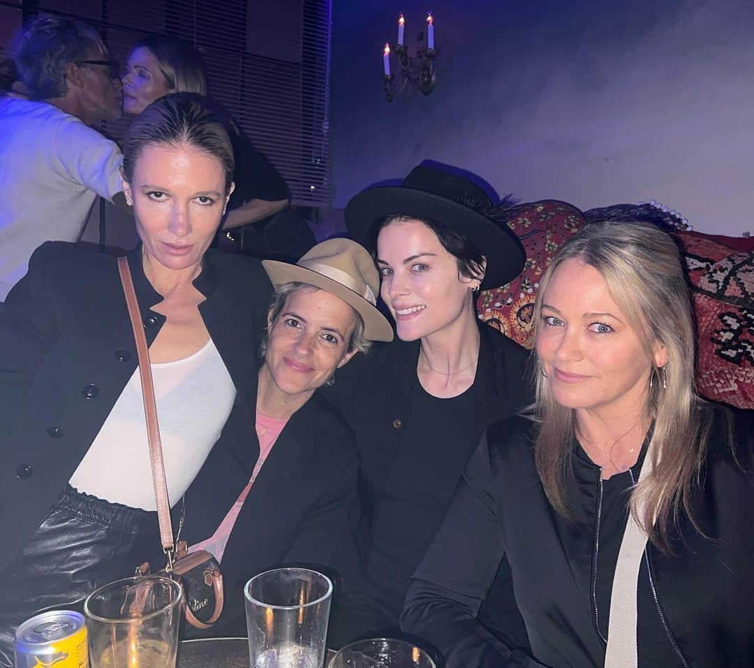 ジェイミー・アレクサンダーさんのインスタグラム写真 - (ジェイミー・アレクサンダーInstagram)「Fun night of shenanigans, celebrating the woman with a better hat game than me,  @samantharonson 🎂 🥳」9月17日 22時37分 - jaimiealexander