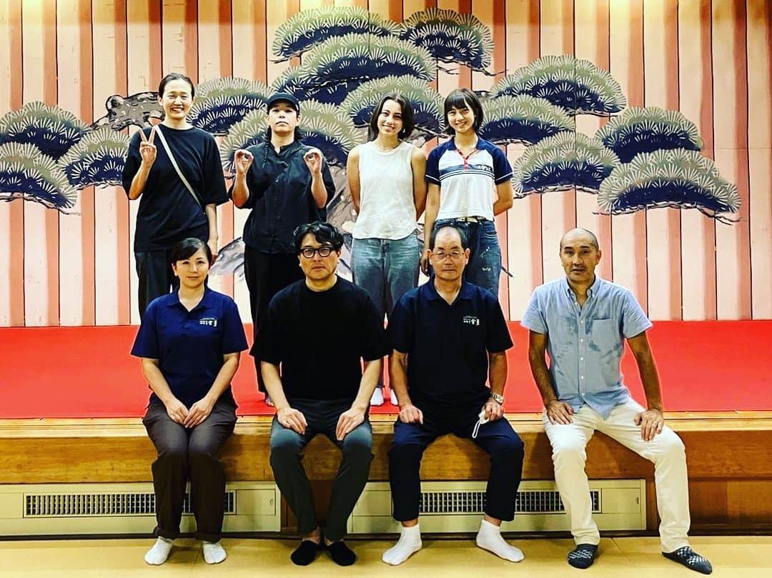 キリンジのインスタグラム：「秋田は能代。旧料亭金勇での公演、終了しました。 今日も楽しく演奏できました。ありがとうございました。 明日は青森でーす。ほ  写真説明: I.ライブスタッフ、金勇の皆さん、ボランティアの皆さんと。  2.松の描かれたステージ。  3.マンホール  4.長い廊下。25mも！」