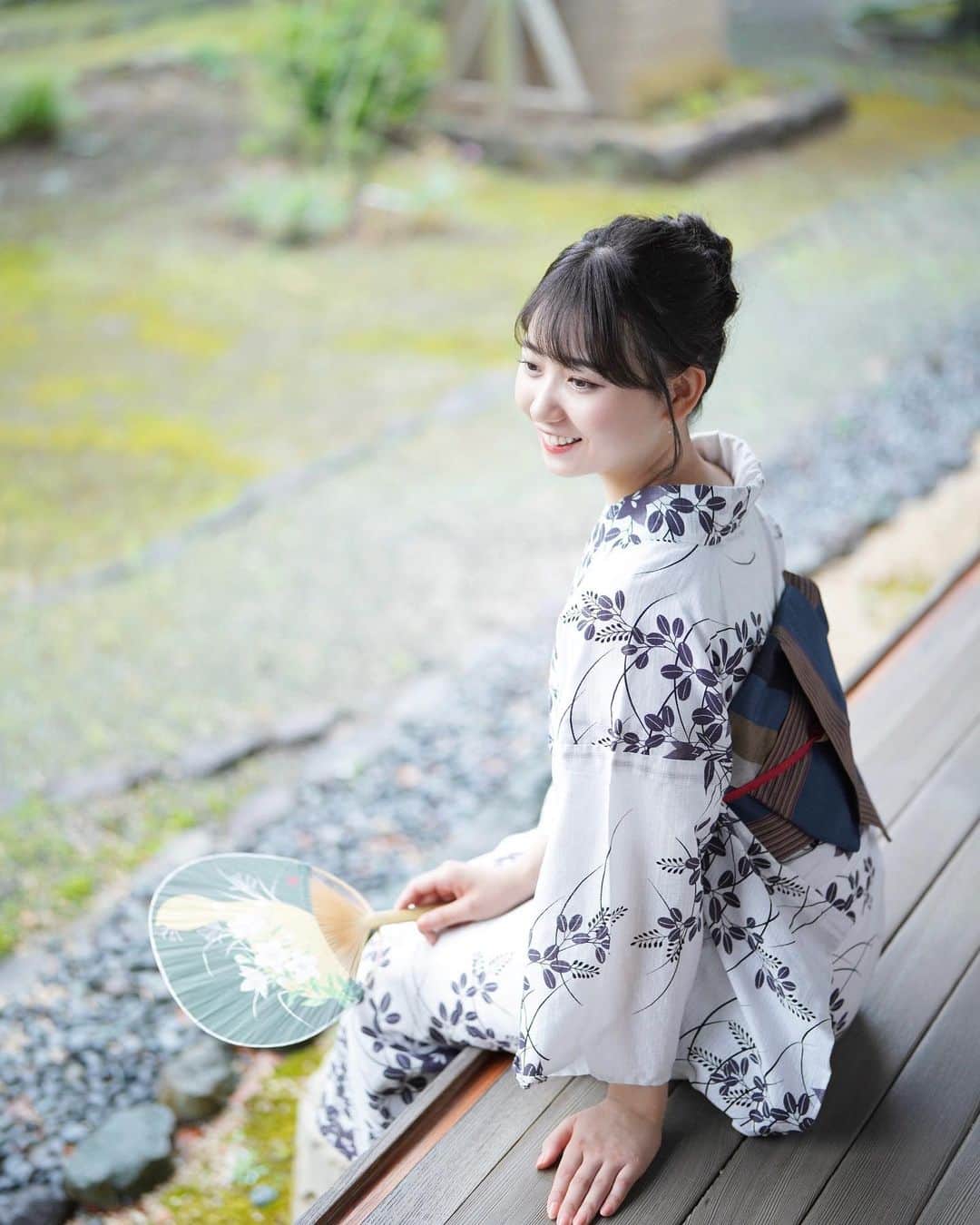 大場あゆみのインスタグラム：「⁡ ⁡ 夏の初めに撮影した浴衣写真 ⁡ ⁡紺と白のシンプルなデザインの浴衣で 赤い帯締めが良いアクセントに🎈 ⁡ ⁡ ⁡ ⁡ ⁡ ⁡ ⁡ #yukata #kimono #japan #photography #photo #portrait #浴衣 #着物 #着物レンタル #着物ヘア #着物女子 #浴衣ヘアアレンジ #浴衣レンタル #江ノ島」