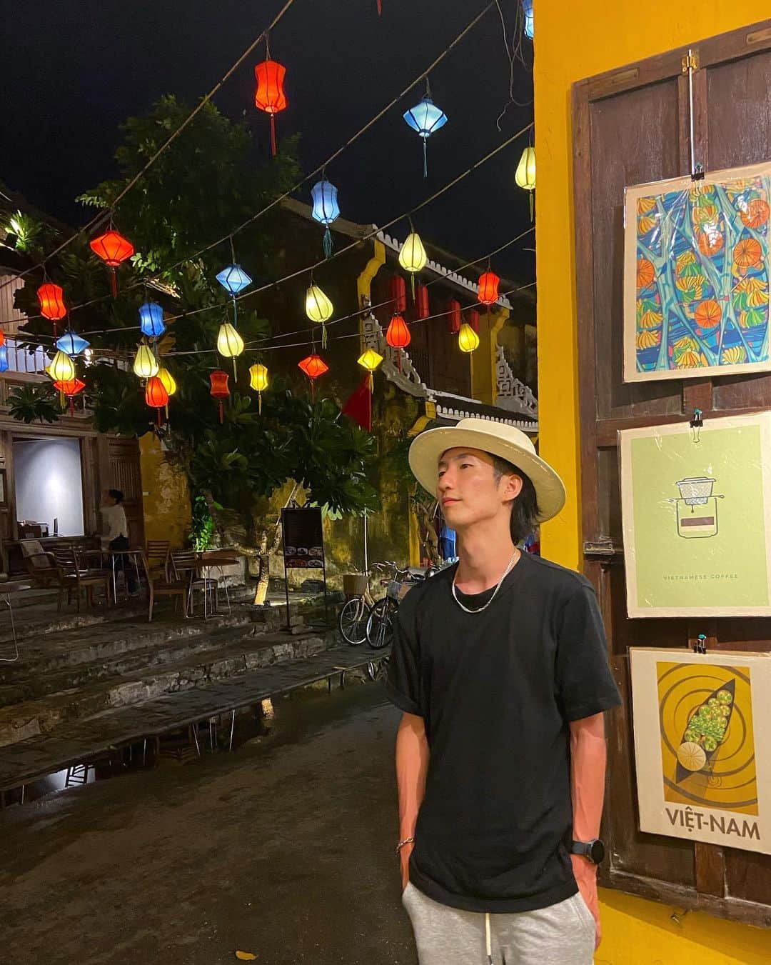 加藤友哉さんのインスタグラム写真 - (加藤友哉Instagram)「Hoi An was hands down my favorite in Vietnam. It's a UNESCO World Heritage site, with lanterns and charming buildings lining the streets. The bougainvillea flowers blooming all around town add to the enchanting scenery.   ベトナム一番のお気に入りはホイアンでした ホイアンは世界遺産にも登録されている古都でランタンや可愛らしい建造物が立ち並んでいます ブーゲンビリアの花が街中に咲いているのも幻想的な景観を彩っていますね  #hoian #danang #vietnam #vietnamtravel #trip #sightseeing #tourism  #lanthanum #bougainvillea #ホイアン #ホイアン旅行 #旧市街 #ランタン #ブーゲンビリア #世界遺産 #ダナン #ベトナム #ベトナム旅行」9月17日 22時46分 - tomoya_kato_