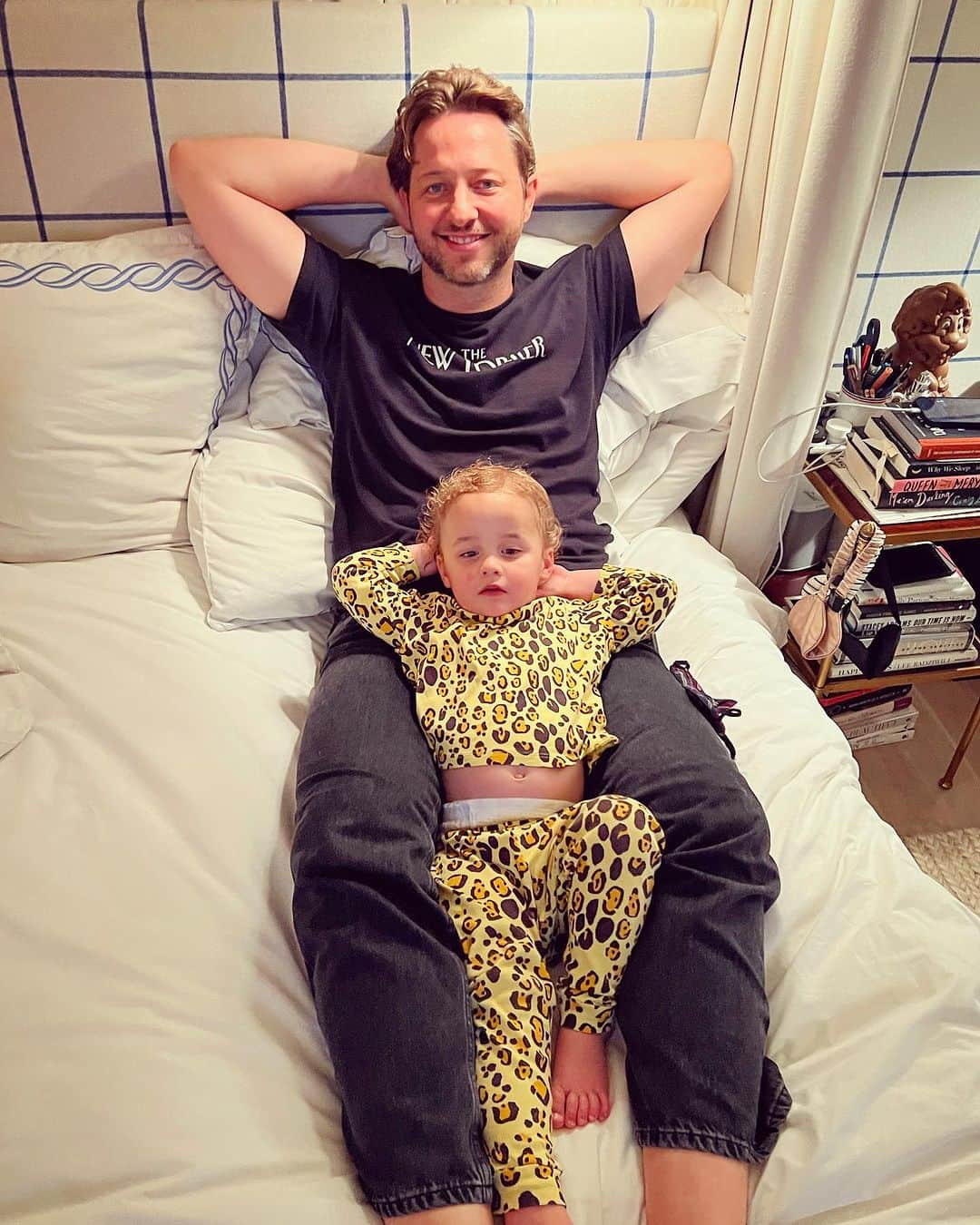 デレク・ブラスバーグのインスタグラム：「Easy like a Sunday morning 🗞️🥰 @bythegraceofnoah」