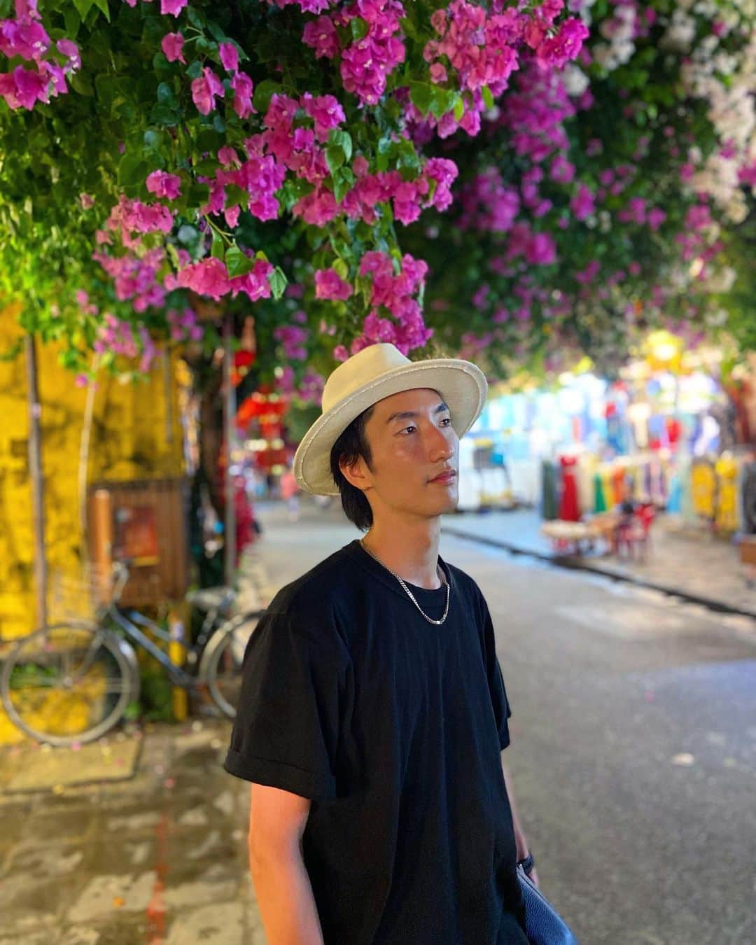 加藤友哉のインスタグラム：「Hoi An was hands down my favorite in Vietnam. It's a UNESCO World Heritage site, with lanterns and charming buildings lining the streets. The bougainvillea flowers blooming all around town add to the enchanting scenery.   ベトナム一番のお気に入りはホイアンでした ホイアンは世界遺産にも登録されている古都でランタンや可愛らしい建造物が立ち並んでいます ブーゲンビリアの花が街中に咲いているのも幻想的な景観を彩っていますね  #hoian #danang #vietnam #vietnamtravel #trip #sightseeing #tourism  #lanthanum #bougainvillea #ホイアン #ホイアン旅行 #旧市街 #ランタン #ブーゲンビリア #世界遺産 #ダナン #ベトナム #ベトナム旅行」