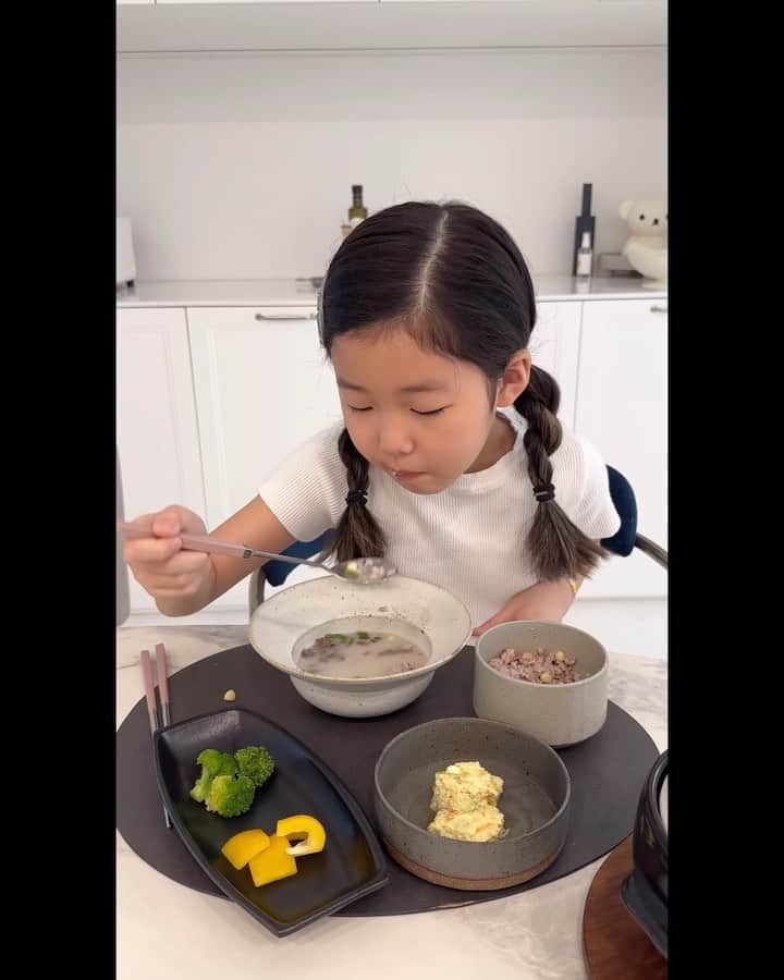 パク・タミのインスタグラム：「- 우리 주하가 학교 가기전에 아침 먹는 모습을 좀 담아봤어요~ 오물오물 잘 먹는 모습은 언제나 엄마를 행복하게 하지요^^  내일 일찍 제가 어딜 가야해서~ 미리 오픈 공지 드립니다~! ㅎㅎ 영주 한우 곰탕은 내일 오전 10시에 열릴거예요~ 이미 드셔보시고 기다리시는 분들도 계시지만! 처음 보시는 분들도 계실테니까~ 다시 설명 드릴게요! ^^  🥄1++ 등급 100% 국내산 한우 사용한 고집 곰탕  순수 100% 한우 뼈와 투 쁠러스 한우 사태살 등  최고급 국내산 원재료만을 고집했대요.   그래서 더욱 부드럽고 영양 가득한 사골 국물을 맛보실 수 있어요   🥄국내 최초 한우 개체번호 표기  말로만 한우라고 하지 않아요  파우치에 적힌 개체번호로 어떤 국내산 소고기인지  개체번호로 직접 확인할 수 있으니 안심하고 먹을 수 있어요   🥄무쇠 가마솥으로 15시간 우려낸 국물  기계에서 대량 생산하는 공장식 곰 탕이 아니예요. 고집 곰탕에서 고집하는 무쇠 가마솥 방식으로  황금 타임 15시간 고아내어 수량도 한정적일 수밖에 없답니다.  고기 잡내, 느끼함 없이 구수하게 곰탕 즐기고 싶으시다면^^  🥄無조미료, 無방부제, 無농축액, 無MSG  곰탕에 좋은 고기를 써도 조미료, 방부제 잔뜩 들어가면 저는 잘 안먹게 되더라구요. 순수 한우 100%, 진짜 한우 뼈만으로 우려냈어요   흔하게 볼 수 없는 제품 스펙에 가격 구성까지 다른 곰탕에서는 볼 수 없는 스펙이라고 자신 있게 말할 수 있어요.   저는 찌개&국 육수로 사용하고  각종 요리 베이스로도 사용하다 보니 금세 똑- 떨어지더라고요  (내일부터 단 3일 진행이므로! 꼭 필요하신 분들은 기간내에~ 서둘러주세요~) 두세트 이상 무료배송입니다^^ 제가 먹어 보니, 우리 네식구 먹을때, 3팩정도는 되야 다같이 먹더라구요~ 찌개 끓일때도 한팩씩^^ (참고해주세요.)  주문창은 프로필 링크에 올려둘게요~~  오후 12시 이전 주문건까지 당일출고이구요~ 제품관련 CS는? 070-8645-1848 입니다!!」