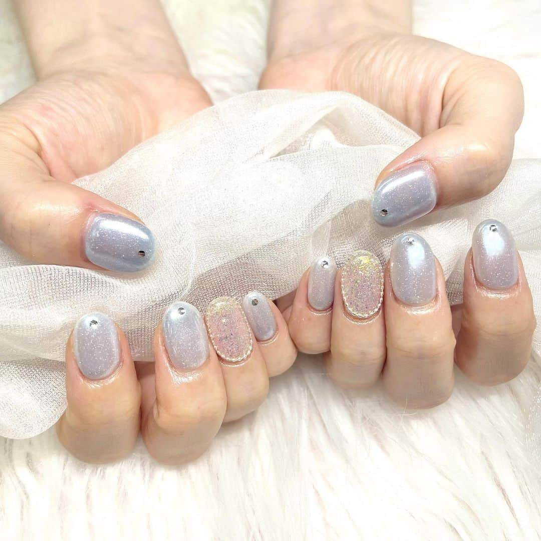 武藤小麟のインスタグラム：「. new nail🌨️  水色メインのキラキラネイルして頂きました🩵🤍 つやつやちゅるんしてて癒されます…🐈☁️  #newnails #nails #水色ネイル」