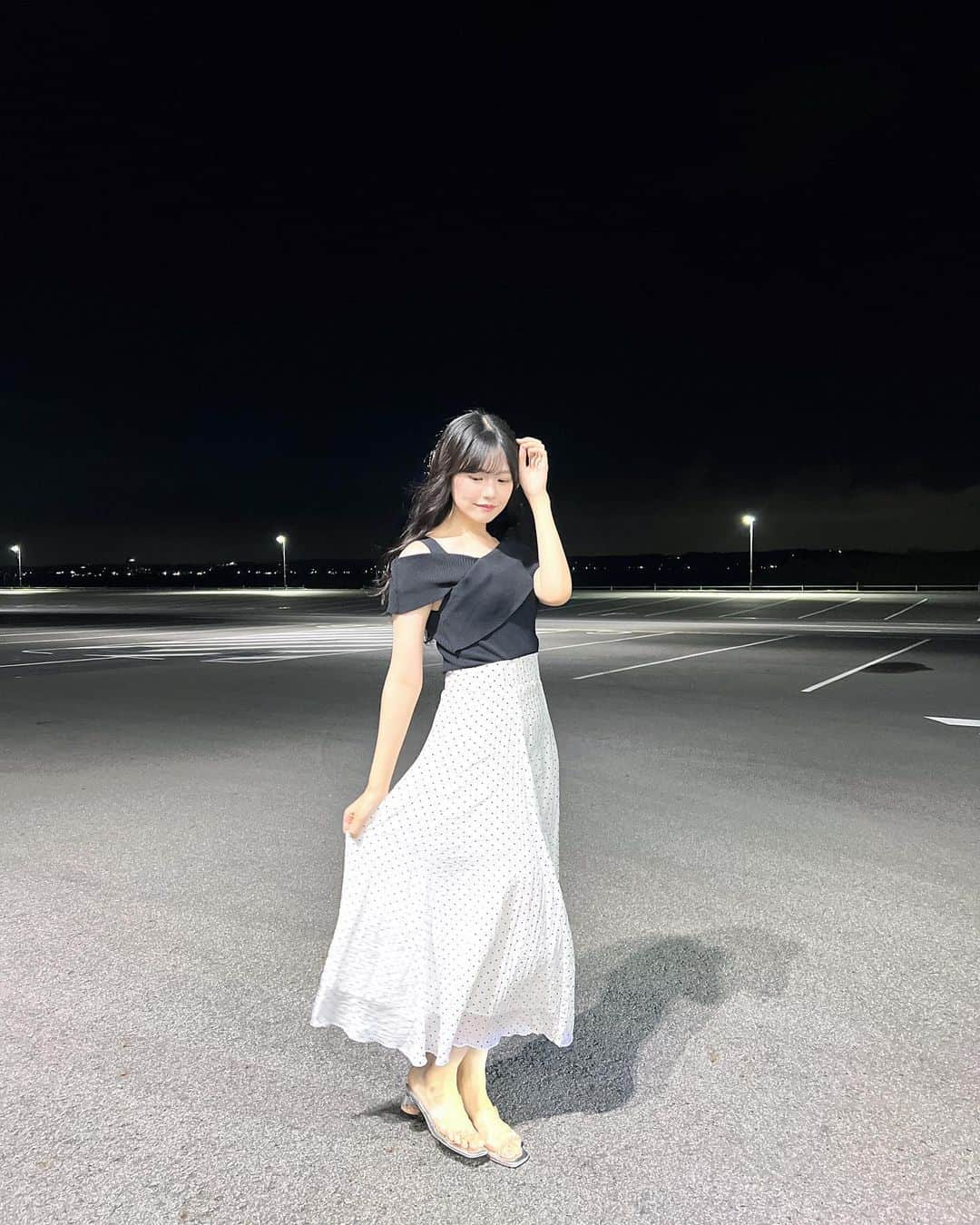 岡本彩夏さんのインスタグラム写真 - (岡本彩夏Instagram)「＊ 「お姉さんになっちゃってかなしい」 この服を着ている私をみてそう言われました🩶 そうです。私はお姉さんです🌙 ・ #ワンピース #白黒コーデ #夜景 #ヘアアレンジ  #02 #02년생 #アイドル #名古屋 #栄 #fashion #code #black #fyp #instalike #follow」9月17日 22時57分 - ayaka_okmt