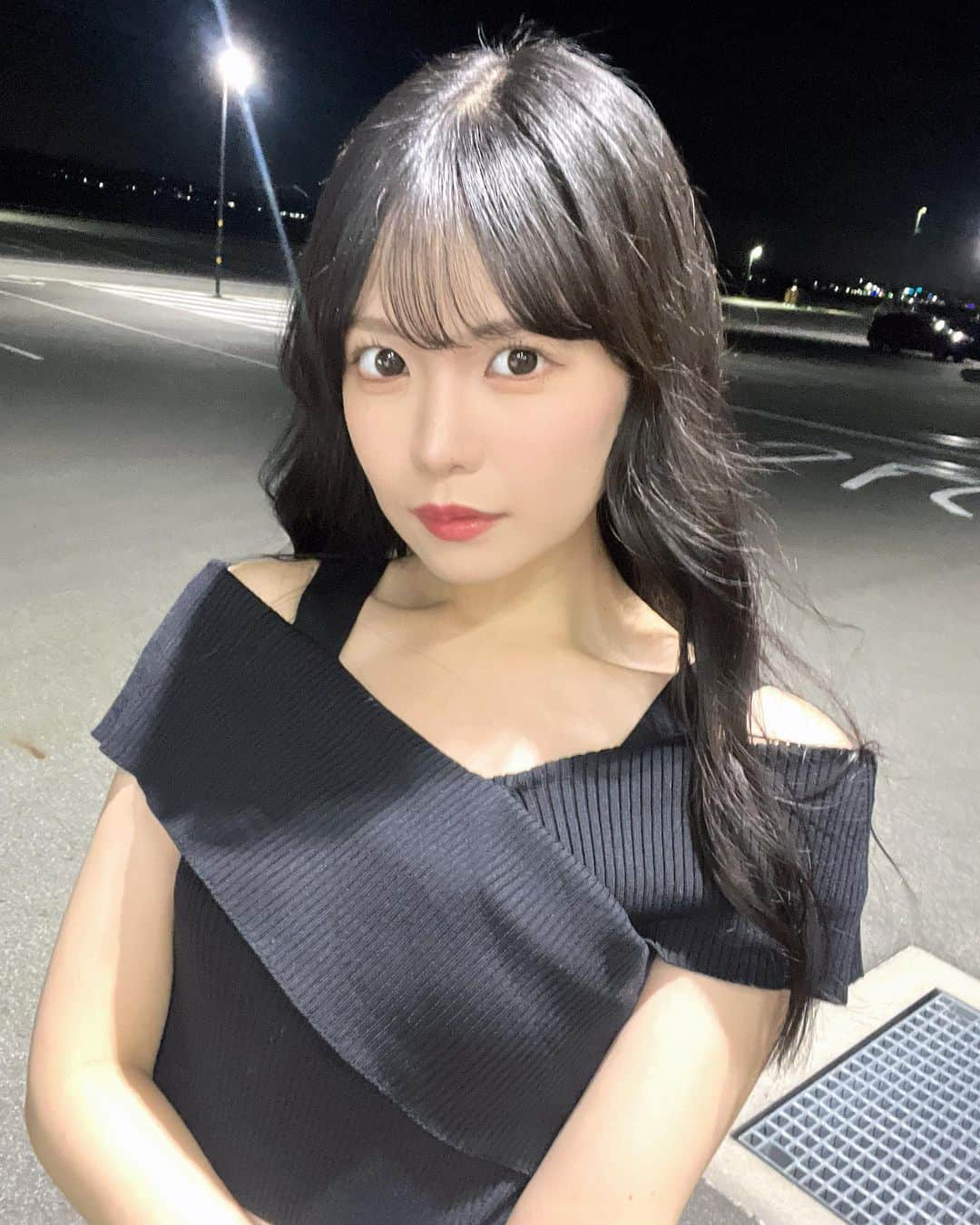 岡本彩夏のインスタグラム：「＊ 「お姉さんになっちゃってかなしい」 この服を着ている私をみてそう言われました🩶 そうです。私はお姉さんです🌙 ・ #ワンピース #白黒コーデ #夜景 #ヘアアレンジ  #02 #02년생 #アイドル #名古屋 #栄 #fashion #code #black #fyp #instalike #follow」