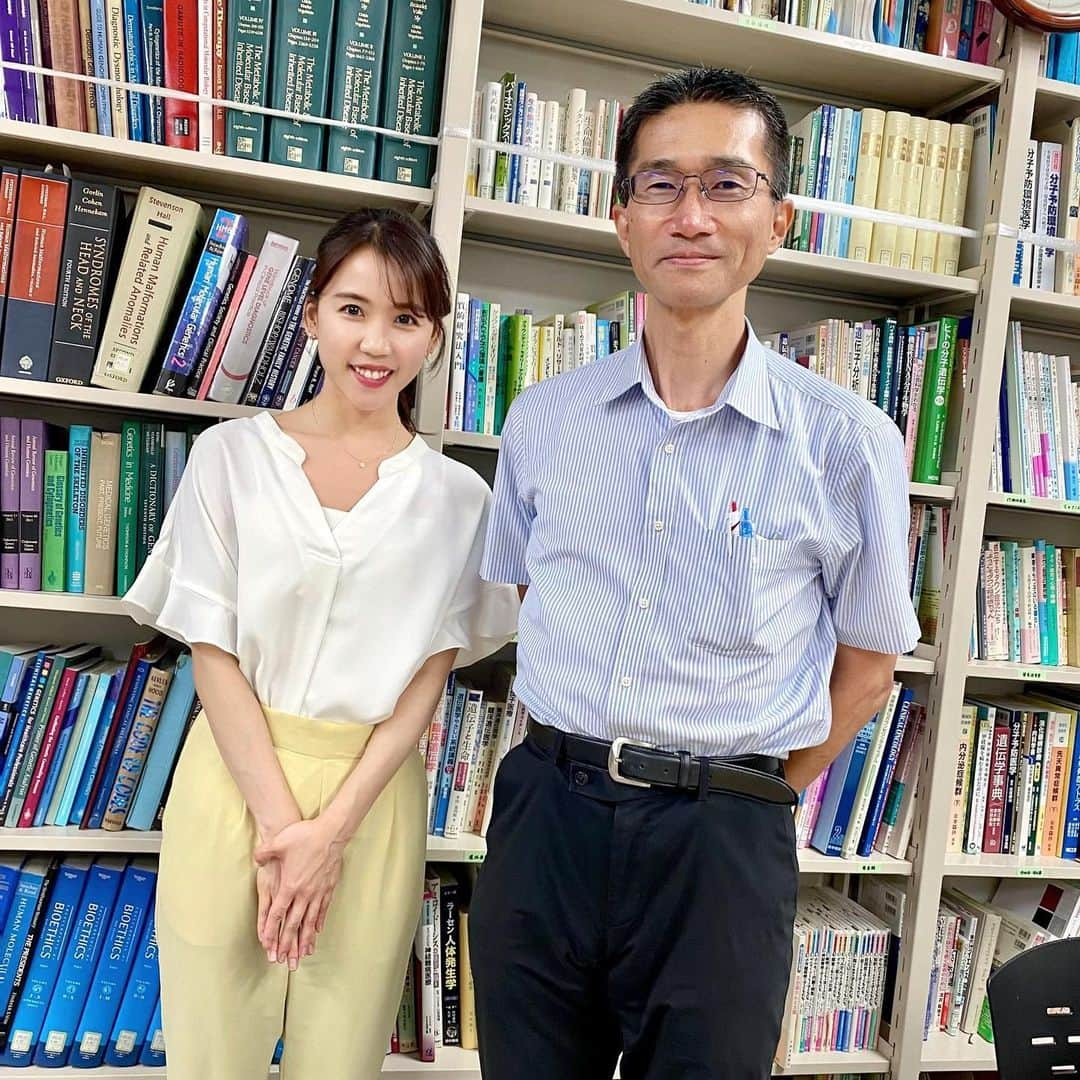 大槻瞳さんのインスタグラム写真 - (大槻瞳Instagram)「【abn信州がんプロジェクト】 信州大学附属病院で遺伝子医療研究センターの センター長を務める古庄知己先生にお話を伺いました。  お聞きしたのは「がん遺伝子 パネル検査」に ついてです。 大量のゲノム情報を高速で読み取る 「次世代シークエンサー」という解析装置を使い、 1度に多数の遺伝子を調べる事ができます。  そもそも、がんは遺伝子の変異によって起きる病気。 この検査で、1人1人のがんの性質や体質などに 合わせた治療法が見つかる可能性があるといいます。 現状、実際に治療薬が見つかり投与につながるケースは 1割程度と、決して高い確率とは言えませんが、 それでもがん治療において希望が持てるお話でした。  また、この検査で遺伝性腫瘍が見つかったという 患者さんにも、インタビューをさせて頂きました。 検査結果については、ご本人やご家族が治療の選択に 役立てたり、早いタイミングでがんに備える事が できたりするとして、利点を感じる一方で 複雑な胸中も語ってくださいました。  懸念されていたのは〝遺伝性〟というところで、 大切なご家族に差別的な目を向けられてしまうのでは ないか…という事です。  古庄先生は 「遺伝子は皆が必ず持っていて、 たまたま がんに関わるものが見つかったという話。 この検査がもっと広がって、色んな人が受けるようになれば、その差別は何の意味も持たなくなるでしょう。」 と仰いました。  社会から、がんやがん患者の方への誤解や偏見がなくなることを願うばかりです。  今回の特番は、一部ディレクター業務を担い 編集もさせて頂きました。 『信州のがん最前線　コロナ新時代と向き合う』 明日午後1時54分から放送です。 是非ご覧ください。  #長野県 #信州 #がん #がん治療  #がん遺伝子パネル検査 #遺伝子検査 #遺伝専門医 #長野 #松本 #松本市 #長野朝日放送 #信州大学 #信州大学附属病院 #癌治療 #cancer #nagano」9月17日 22時58分 - hitomi_otsuki_55