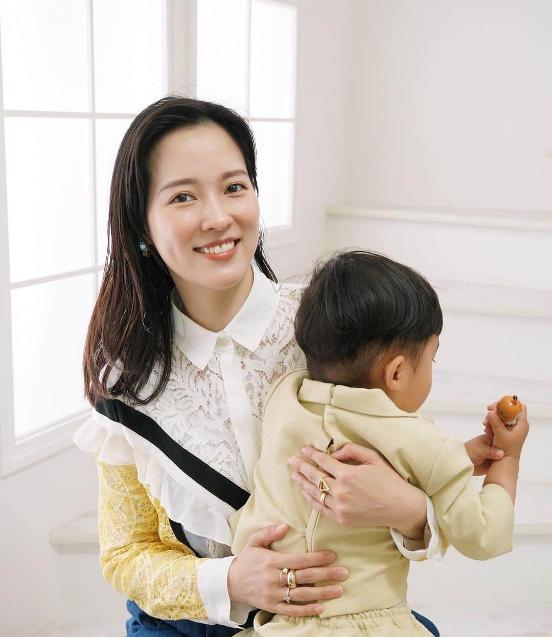 奈津子のインスタグラム：「恒例行事になりつつあるスタジオアリスでの鬼課金day。夏前に子供が二歳を迎えたので家族写真を撮ったのです📷  私ね、子供の頃に思い描いていた母親像と今の自分は違っていて。仕事もしまくっていて夢を全然諦めていないし、全力は尽くしながらも、家庭周りの諸々が得意ではないからこれでいいのかなって不安になることもあるんです。  でも、いつも子の存在に本当に助けられていて。親としてはもうありったけの愛情を注がせてもらうことのみだなと。そして【人生の面白い部分にフォーカスして深掘りができる】彼にとってそんな考え方がベースとなる育て方ができたらなって目論んでいます。  ちょっと重いんだけど「生まれてきてくれて有難う」って言葉も1日1回は必ず伝えるようにしてて。重いよね。でも続けます。笑  引き続き、母ちゃん業もマイペースにがんばります🔥 息子よ、おめでとう。  #家電 #家電好き #家電女優 #奈津子 #スタジオアリス　#家族写真　#息子 #2歳 #2歳誕生日 #男の子 #子育て  #子育て日記 #ワーママ」