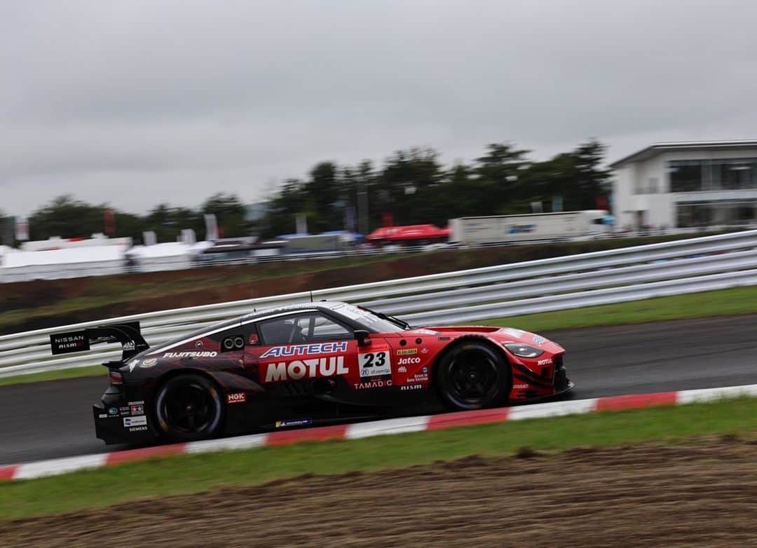 密照幸映のインスタグラム：「【SUPER GT Rd.6 SUGO 決勝】  SUPERGT第６戦、 沢山の応援ありがとうございました😊  霧雨🌧️が降ったり止んだり定まらない不安定な天候でしたが無事にRd.6を終えることが出来ました！ サーキットに駆けつけてくれた皆さんも大変だったと思います。お疲れ様でした👏🏻  23号車はフロントローからのスタート。 スタートドライバーはロニー選手。  30周目にピットインし タイヤ交換、給油など作業を終えドライバー交代。  39周目他車のアクシデントによりSC 40周目赤旗🟥レースは一時中断  赤旗前は5番手を走行してましたが 裏の3番手（ピットインしていない車がいた為、事実上3番手）で2番手争いを繰り広げていました。  15時20分にレース再開。  その後も23号車の順位に変動はないものの1.2.3番手が僅差だった為、最後までどうなるのかわからない展開でずっとドキドキでレースから目が離せませんでした。  一時は2番手に追いついていたのですが… 3位でチェッカーを受けました！ （※正式結果では2位となりました。）  表彰台を獲得でき、2人の安堵の表情が見れてよかったです😊✨  初めてのSUGO、皆がSUGO好きと言ってるのが分かりました。 感じ方は色々だと思いますが、 SUGOはテクニカルサーキットでコース幅が狭く追い抜きも困難な上に平均速度が鈴鹿、富士に次いで速い。そしてアップダウンが激しく特にゴール前の上り勾配は影響が大きいのに皆さん上手く走ってるな〜と。 なんと表現したらよいかわかりませんが 本当凄いなぁと。 レースを見てて面白く、魔物が住むサーキットと言われてるだけあるなぁと思いましたし、 自分の中でお気に入りのサーキットになりました♪  次戦は、10月14日（土） 15日（日）オートポリスで行われます🏁  今戦で15ポイント獲得し シリーズランキングでは3位まで上がってきました✨✨✨嬉しいぃぃい🥰👏🏻  皆さん引き続き、23号車 MOTUL AUTECH Z の応援を 宜しくお願いします❤️🙌🏻  GOGONISSAN🚩  ©️NISMO  @MOTULJapan @autech_com  @nissanjapan  @nismo_jp_official  #MOTUL #MOTULJapan #PoweredByMOTUL #AUTECH #NISSAN #NISMO #GoGoNISSAN2023 #supergt #supergt2023  #sgt #GT500 #circuit #motersport #23号車 #NissanZ #レースクイーン #RQ #racequeen  #スポーツランドsugo  #密照幸映」