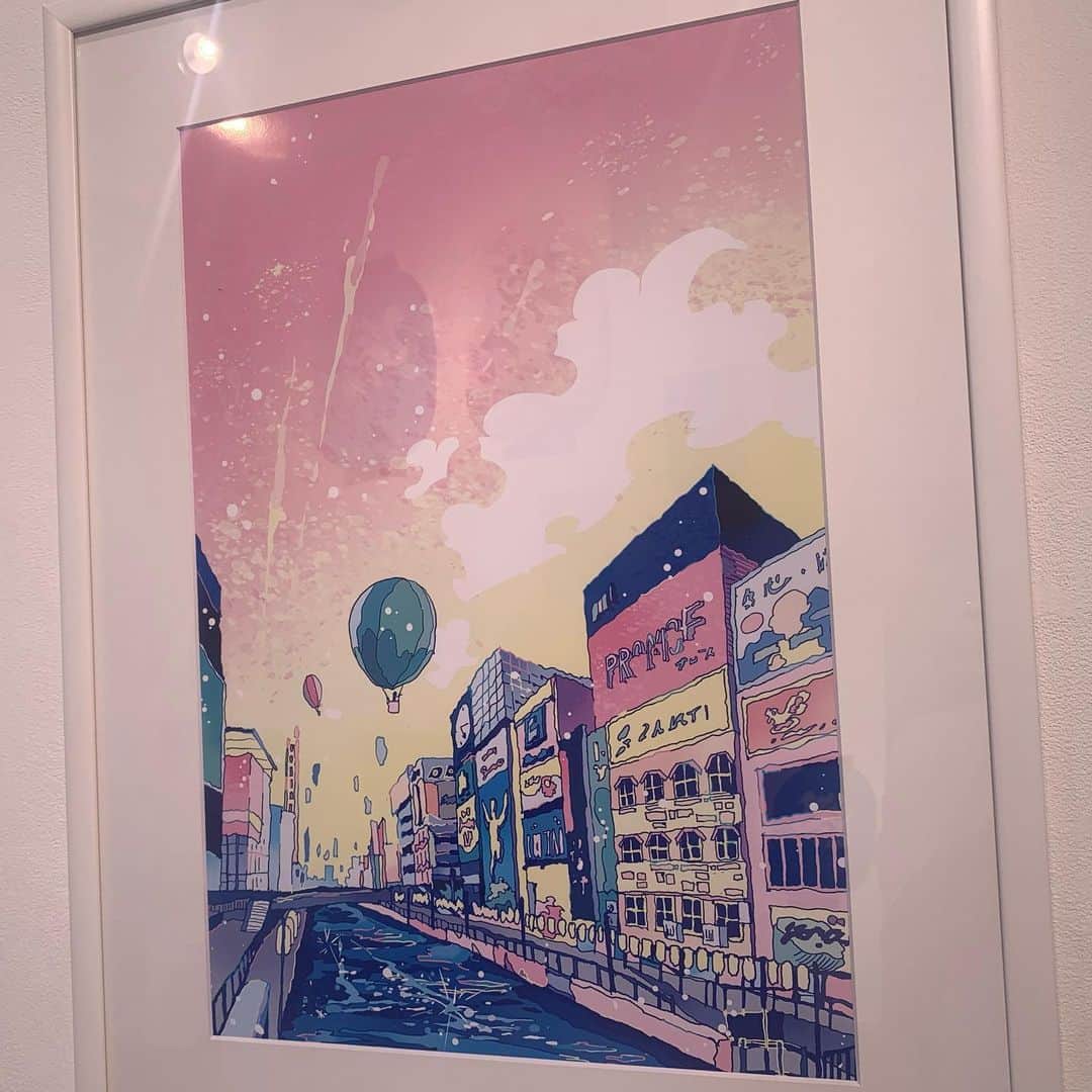 のインスタグラム：「個展！！ #見た瞬間から #好きと感じた絵！ #難波の街並みを #現実と虚像が重なりあってる！ #この絵が目線の端っこに常にある生活 #素敵！ #これを描いてはるのが #Saigetsu さん #という女性！ #少しお話させていただいたけど #この柔らかい絵を描きはるのがわかる #柔らかい方やった！ #25日まで難波の #ラフアンドピースアートギャラリー  #で開催されてます！ #一度見に行ってみてください！ #心弾んで帰り道絵にある風景を #スキップで歩きたくなります！」