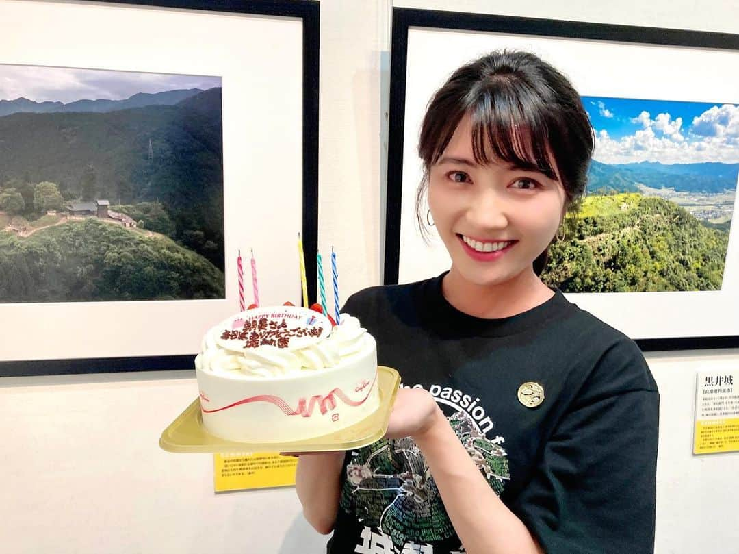 久保井朝美のインスタグラム：「🏯🎂 今日の「城熱祭」 ご参加ありがとうございました❣️  フォロワーの皆様と 交流できる機会にもなって とても嬉しかったです☺️  いつも応援していただき 本当にありがとうございます💓  そして レセプションパーティーで お誕生日を お祝いしていただきました🎂  まさかまさか 祝っていただけるなんて…😳 驚きました😳😳😳  城熱祭を通して 色んなお城好きに出会えて また新たな お城の魅力を感じています❤️  沼ってます😇✨  写真2枚目は #お城ラボ by#城びと の相方 かおりちゃんからの差入れ🍬 参勤交代のお供😋#翁飴  オンラインで ご参加いただいた皆様💌 前半はアーカイブで お楽しみいただければ幸いです🏯  #お城好きは人好き #みんな違ってみんないい  #城熱祭 #お城好き #日本の城 #お城好きな人と繋がりたい #御城印 #久保井朝美 #気象予報士 #防災士 #講演会講師」