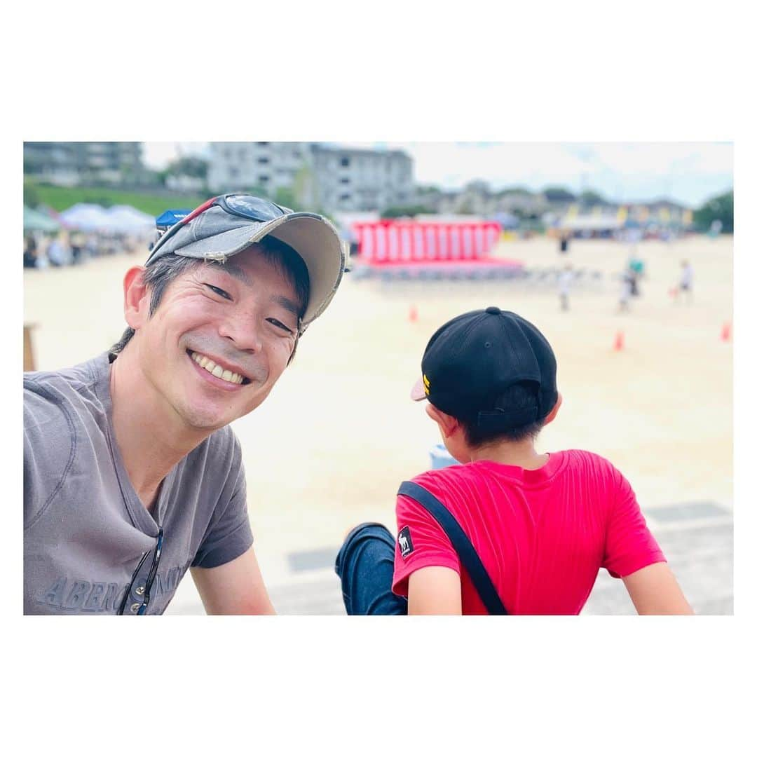 清水健さんのインスタグラム写真 - (清水健Instagram)「. なんだか落ち着く地元の雰囲気。 息子と一緒に「晴美まつり」へ。  地域に優しく、みんなが汗をながし、 子どもたちのために、地域のために。  #伝える #言葉の力 #大丈夫 #感謝  #みんなと一緒に #ひとりじゃない   同級生たちが頑張っている姿にも、 すごく大きな刺激をもらいました。  今回も、誘ってくれて、ありがとう。 #晴美まつり #地元っていいな #同級生   運営の皆様、暑い中、お疲れ様でした！  ■ 清水健／講演会・司会・出演 等 → プロフィールのURLから ご依頼は清水健オフィシャルサイト  #清水健 #アナウンサー #112日間のママ  #講演会 #司会 #出演 #多くのご依頼に感謝   -----＊-----＊-----＊-----＊-----＊-----  #地域の頑張り #暑い中お疲れ様でした #地元  #同級生の姿 #良き刺激に #子どもたちの笑顔   #シングルファザー #シミケン #堺市出身  -----＊-----＊-----＊-----＊-----＊-----  清水健 20年来の「親友との贈り物」サイト ■ 詳細はこちら → @hidagyu.japan   大切な人への贈り物には「飛騨牛ギフト」 #ギフトにおすすめ #贈り物 #贈答品 #飛騨牛」9月17日 23時05分 - shimizuken.official