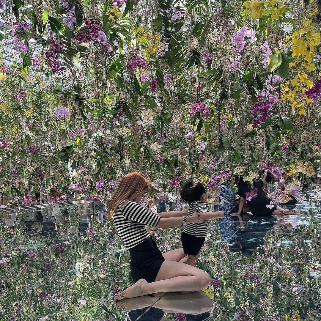 MAOIWATAのインスタグラム：「久々の @teamlab.planets 💐 りおくんは初めて🩷 刺激的やったんか、キョロキョロ 鏡大好きでもう目キラキラ🤩 りんまる姉とのお出かけが 大好きなりおくん🤣❤️ もうお姉ちゃんの顔みてニコニコ☺️  あー私の好きな場所につれてけて 良かった🥺💐🥺  @kansaimarina  楽しすぎた🥺🩷ありがと🩷  #teamlabplanets #チームラボ豊洲 #チームラボプラネッツ #チームラボ #teamlab」