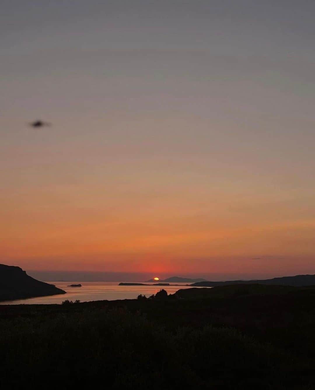 ナイジェラ・ローソンさんのインスタグラム写真 - (ナイジェラ・ローソンInstagram)「Sunset at Stein . And so I come to my last post* about my recent week-long holiday on the Isle of Skye, and it has me returning to the @Stein_Inn (I wrote about their majestic fish and chips on here last Sunday, but I’ve added the photograph to this post, too!) as I did so often during my stay. I can’t, actually, believe my luck: first of all at being surrounded by and immersed in such breathtaking – and breathgiving – beauty,  shared in the buoyant company of old friends; and then to find ourselves staying a mere ten-minute walk from The Stein Inn. We would have had a lovely time here, anyway, but this made it something profoundly memorable. It felt like finding a home, finding friends; maybe that’s the case with all good pubs or restaurants (and the Stein is a mixture of both, and has rooms, too, though I didn’t investigate) but this place is truly special. And I put that down unhesitatingly to the people who work there. For a start, Charlie, who is both owner and chef, exudes such light, warmth, genuine charm, and a sense of being so completely herself. She isn’t from these parts – indeed, she’s from Cheltenham, which couldn’t be more different! –  but has made her home here, and her cooking is a gratefully joyful love letter to Skye. And I just adored everyone there, @chiaramacleann,  @philippagel, Holly, Harrison, and Charlie’s lovely son, Jack ­ – all such witty, bright, friendly, kind people, and just excellent company!  It’s such a cliché, I know, to say that it felt like family there, but it really did. And it made our holiday. .  *Well, it was to be the last post, but my grateful garrulousness has meant I’ve had to split into three! [contd in next post] #thesteininn #skye #isleofskye #heaven #scotland」9月17日 23時07分 - nigellalawson