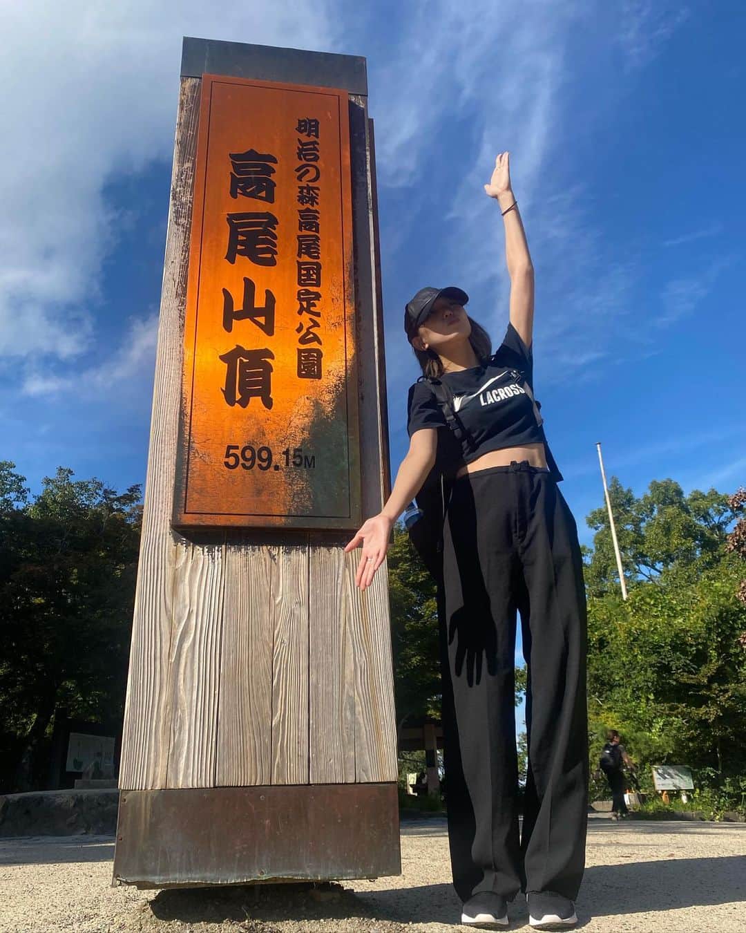 原あやののインスタグラム：「先日！高尾山登りました！！！！！ 行きは1号路、帰りは4号路 4号路が山々しいくて好きだった！  その日のうちに筋肉痛来たのでまだ若いです！！！！！！！（枯れた声）  やっぱ山はいい 色んな山のぼりたい  #山#山が好き#takaosan#体力作り#登山#登山コーデ#また富士山登りたい#高尾山#高尾山登山#スポーツ#スポーツコーデ#nike#古着#」