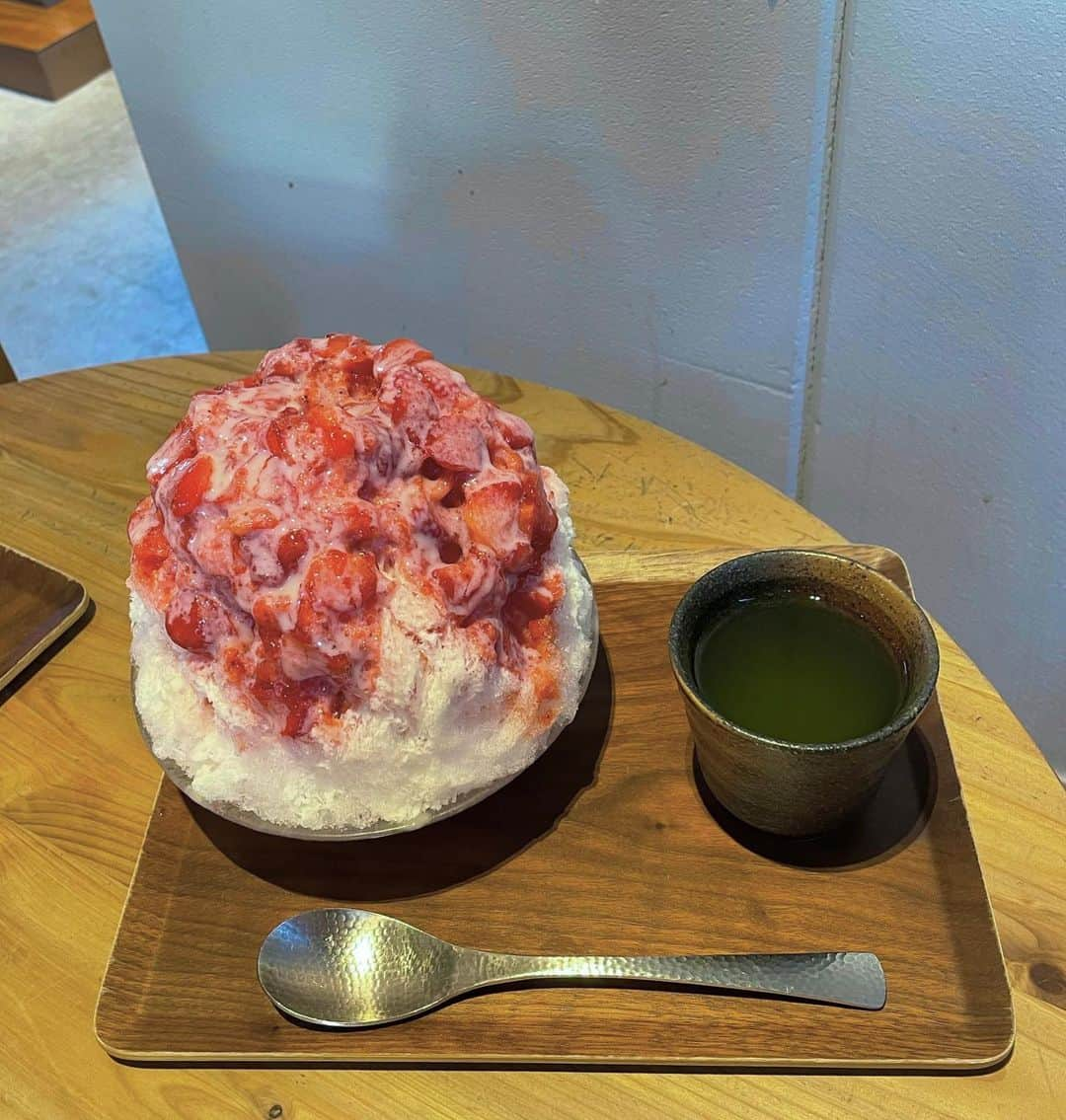 さばこのインスタグラム：「いちごミルクかき氷🍧 おいしすぎた🫠🪽 この夏はもう思い残したことないな〜  #東京ミズマチ #いちや #かき氷 #かき氷屋さん #東京グルメ #東京カフェ #押上カフェ #浅草カフェ #いちごミルク #淡色カフェ」