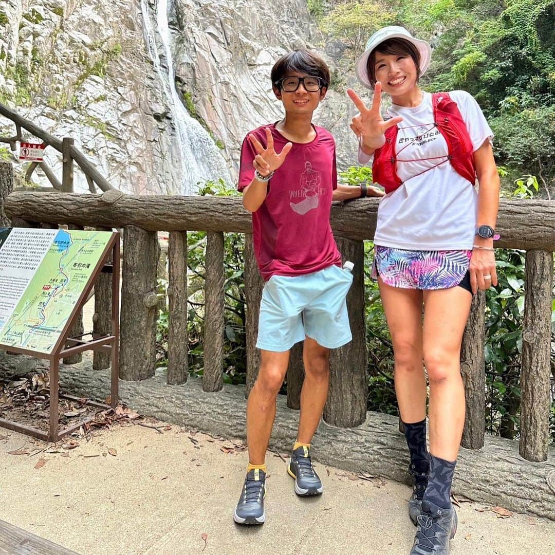 きゃっするひとみーのインスタグラム：「くれいじーかろ✖️きゃっする✖️ランジャーニー⛰️🏯🏃‍♀️🤍  あの！！！ あのくれいじーかろくんと関西トレランイベント⛰️✨ @runjourney1936 さんとこの夏していたトレラン✖️きゃっするご飯イベントをみて、かろくんからまさかのオファー☺️✨  海外遠征も多い中、きてくれました😭✨  かろくん来てくれるし、ガチのトレイルランナーにも来て欲しい。 でもかろくんが来る機会なかなかないから、初心者の方でもかろくんと走る楽しさも。。 どうすればみんなが満足してもらえるかかーなーり。笑　悩みました🙏  おたのしみの山ご飯のメニュー、かろくんは大好きなチーズを食べたい！とのことでチーズフォンデュ。✨ わたしは意地でもメスティンを使いたい！でも主食じゃないやつ。。でカロくんに関西感も味わってほしい！という思いもあり551の蓬莱のシュウマイ。❤️笑  丹後、信越の直前でかなりの方より行けない😭とメッセージいただきましたが、たーーくさんのランナーさんにお越しいただけました☺️  またかろくんと関西でイベントしたい☺️ いつも来てくださる皆様も、ありがとうございますー！！！  ⛰️❤️⛰️❤️⛰️❤️  トレランシューズ、トレランリュックのレンタルサポートに @salomon_japan  サロモンさん✨✨✨ （わたしはリュックもシューズもサロモン愛用✨リュックは12Lの背面がストレッチ素材のをつかってます！一つ目に買うのに一番おすすめー☺️✨！シューズはとにかく捻挫と滑るのが怖いので、1番滑りにくい #スピードクロス を履いてますよ！）  チーズフォンデュのチーズは @qbb_official  QBBチーズ❤️❤️ #ふぉんじゅ亭 はワインパウダーがついてるから簡単に風味のいいチーズフォンデュ作れる☺️  終わってからは @be_rule_  ノンアルコールのプロテインビール！！！！！！ 暑かったからキンキンで沁みたー✨シュワシュワのプロテイン、いいね❤️  📖ランナーズ📖 #お城マラソン #日本全国お城マラソンを走ろう  も要チェッッック！！☝️❤️❤️  9/23 天王寺デポで一日店員します！ 9/30 オオサカランナーズトライアル　MCします！ 10/7 アルペン東京で一日店員します！ 10/8 #PBアシストハーフマラソン東京　MCします！ 10/15 北海道大沼グレートラン　走ります！ 10/21 #PBアシストハーフマラソン大阪　MCします！ 10/22福山ハロウィンマラソン　走ります！ 10/29 金沢マラソン　走ります！ 11/4 スポーツデポmozoワンダーシティで一日店員します！ 11/5四日市リレーマラソン　MCします！ 11/11 岐阜城あたりでイベントします！！ 11/12 #PBアシストハーフマラソン名古屋　MCします！ 11/19 #あべのハルカス階段マラソン　登ります！ 11/23 福知山マラソン　走ります！ 12/3 #小野ハーフマラソン　走ります！ 🆕12/10 #紀美野ふれあいマラソン　走ります！ 12/17 #みえ松坂マラソン　走ります！ 2/11 #姫路城マラソン　走ります！ 2/18 #熊本城マラソン　走ります！ 3/3丹波篠山マラソン　走ります！ 3/10 名古屋ウィメンズマラソン　走ります！ 3/31 ふくい桜マラソン　走ります！  #くれいじーかろ #きゃっするひとみー #六甲山 #六甲山登山  #丹後ウルトラマラソン  #信越五岳トレイルランニングレース  #ランジャーニー #トレラン #トレイルランニング #トレラン女子  #ビールール #berule  #551蓬莱  #サロモン #qbbチーズ  #qbbベビーチーズ」