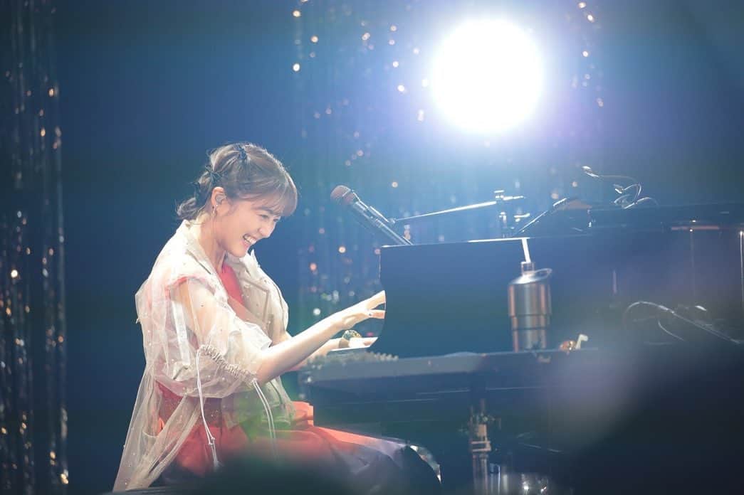 生田絵梨花さんのインスタグラム写真 - (生田絵梨花Instagram)「子犬を愛でるかのようにピアノ弾いてる笑 とにかく楽しそうです私  #ikutour」9月17日 23時22分 - ikutaerika.official