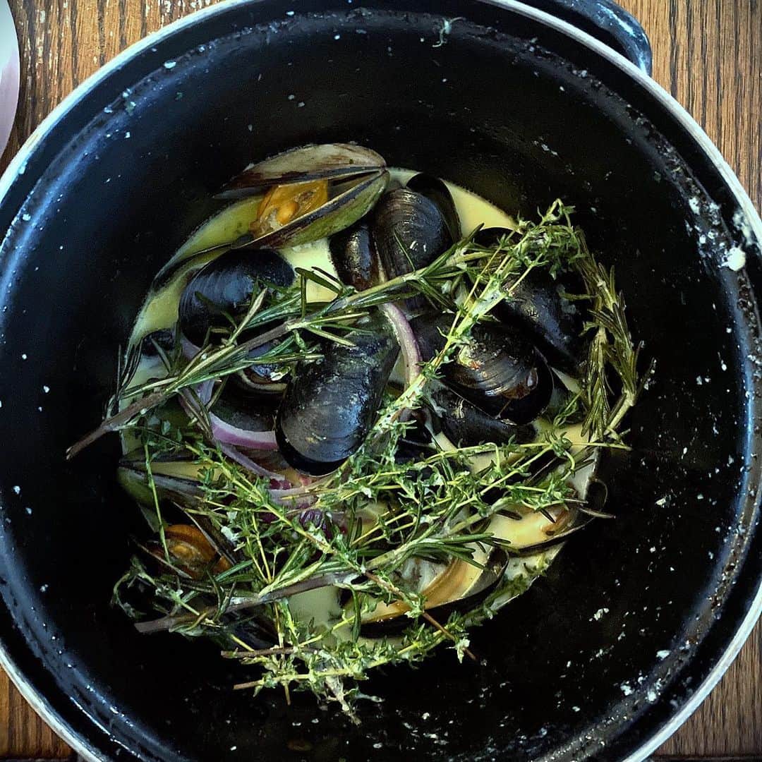 ナイジェラ・ローソンさんのインスタグラム写真 - (ナイジェラ・ローソンInstagram)「[Continued from previous post] I’m afraid my photo  of the (half-eaten) mussels ­– which I also had to order on every visit to the @stein_inn –  doesn’t do justice to them. But, frankly, what could? And I’m ashamed that I haven’t even got a photograph of the incredible crab or, indeed, the venison, which was luscious in a way I have never encountered before. But I do have an admittedly less-than-perfect pic of their whitebait (pic 2) which was the first thing I ate at The Stein – and which very quickly made it clear that we had hit gold. These come with a pitch-perfect tartare sauce and a divine kimchi-tangy spicy mayo. This is the sort of place that gladly sends out further portions of sauce, and I tell you that because I advise ordering some of their perfect chips at the same time for an ecstatic dipping experience. I can also advise dipping these chips into the whisky cream sauce that accompanies their Haggis and Black Pudding Bonbon (pic 3). I’d eaten haggis bonbons once when in Glasgow and they were indeed the size of bonbons; the one here is as big as a tennis ball, and delivers proportionately huge amounts of joy.      🩵 And that’s the thing about the @Stein_Inn: it’s not just a place, but a truly and enduringly happy-making experience. Thank you 🩵 #thesteininn #steininn #steinonskye #recipeoftheday #scotland #book」9月17日 23時15分 - nigellalawson