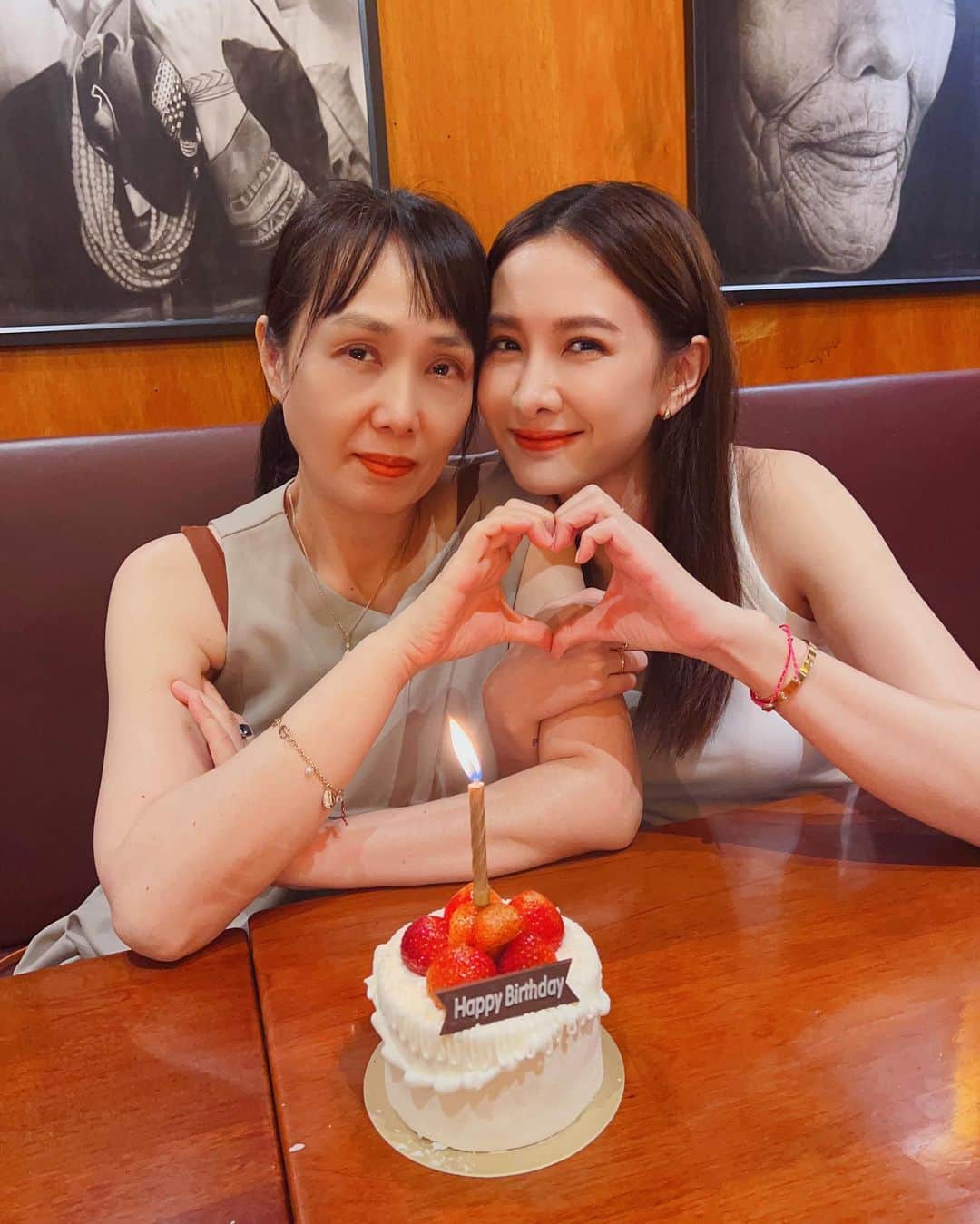 アンバー・アンのインスタグラム：「Happy 媽 th day 🎂 祝我媽咪生日快樂❤️❤️❤️」