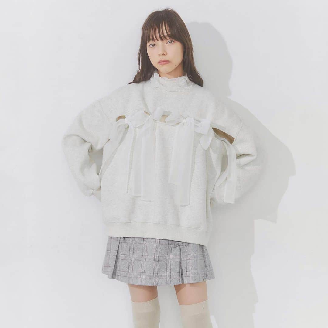 merry jennyのインスタグラム：「【pre order point×10】 ㅤㅤㅤㅤㅤㅤㅤㅤㅤㅤㅤㅤㅤ 9/15(fri) 12:00 〜 9/19(tue) 23:59 official web store RUNWAY channel にて pre order point up×10・送料無料を開催中！  topのURLから⇨  @merryjenny_instagram  ぜひcheckして下さいね！  〇 リボンでつないだトレーナー col :  ivory / blue / black  ¥9,350 (tax in)  〇 チェックリボンプリーツミニスカート col : gray / red ¥8,800 (tax in)  #merryjenny #メリージェニー  #2023aw #dreamwell #winter #ガーリー #スウェットコーデ」