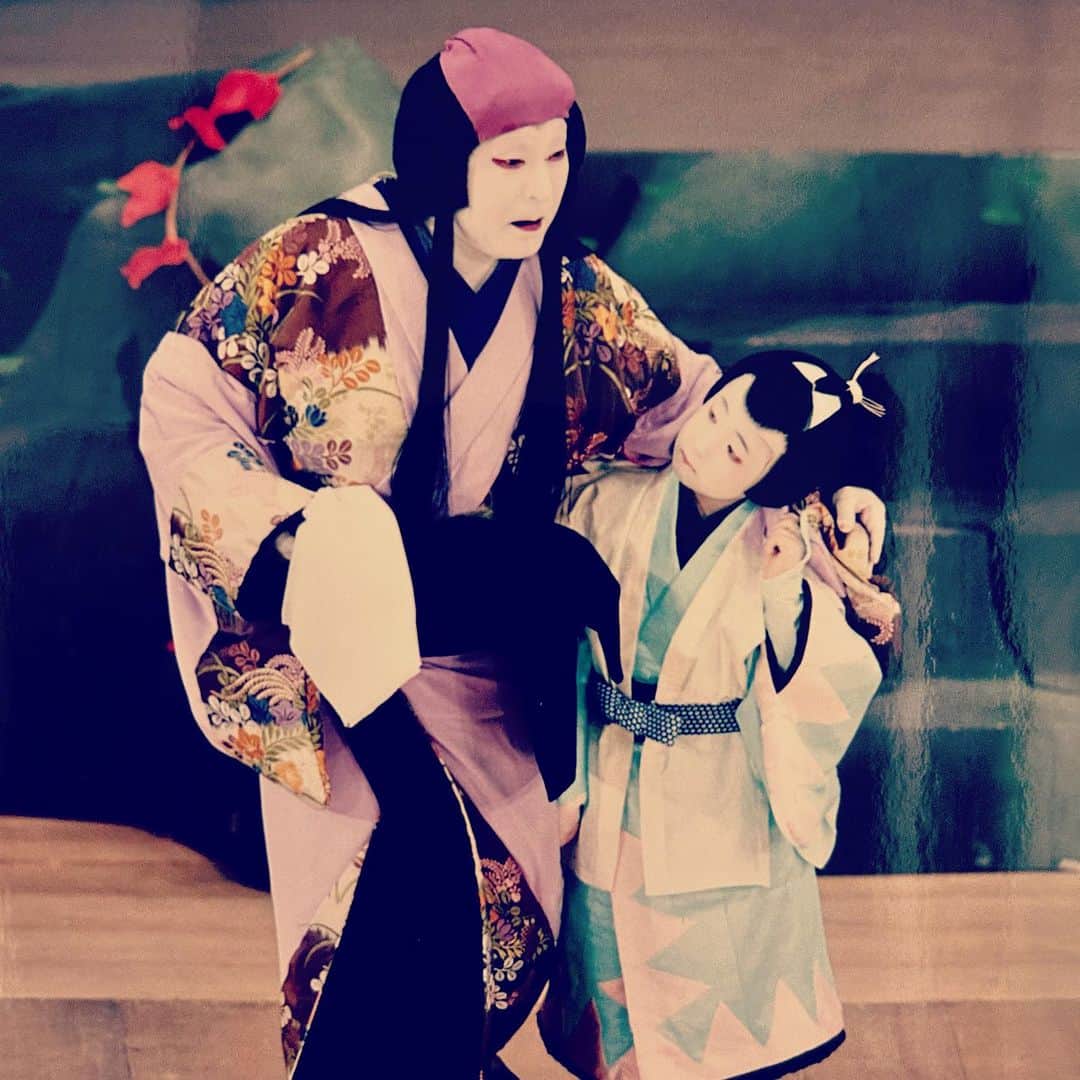 中村米吉さんのインスタグラム写真 - (中村米吉Instagram)「子どもの頃。 ぼくにとっての“歌舞伎”はおじさんでした。  そのおじさんが、23年前の7月にぼくを歌舞伎役者にしてくれました。 お母さんと息子の役。劇中口上まで述べてくださいました。  おじさんの芝居を観ていた子ども時代があるから、今の自分があるのでしょう。 今でもおじさんの作られた芝居に触れると、あの頃のワクワクとした気持ちが甦ります。  よくおじさんのセリフを真似しました。 サ行が少し独特なのが、子供心に面白かったんです。 ゴメンナサイ。  今度、おじさんのお孫さんと『ヤマトタケル』でご一緒するんです。しかも相手役です。 白鳥になって天を翔け、見守っていてくださいね。 きっとですよ。  澤瀉屋のおじさん。 長い間、本当にお疲れ様でした。  親子でお世話になりました。 本当にありがとうございました。  心よりご冥福をお祈りいたします。  奇しくも今月は 私を歌舞伎役者として育ててくださったおじさんの三回忌の追善興行。 その興行での大役を終える前夜、さまざまな想いの去来する中で。  合掌」9月17日 23時17分 - yonekichi.rice_lucky