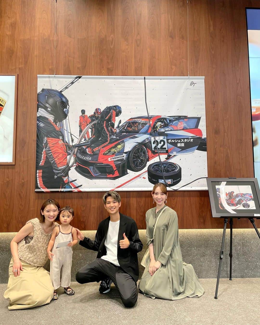今井麻椰のインスタグラム：「だいさんとポルシェのコラボ展覧会🏎️✨  どんだけ頑張ったらこうなるの！！ってくらい、いつも素晴らしい活動に力をもらってます👏☺️  スーパーアーティスト✨ 尊敬してます🤟 @dai.tamura   仲良し親子と行ってきました👩‍👩‍👧❤️はしゃいでた！笑」