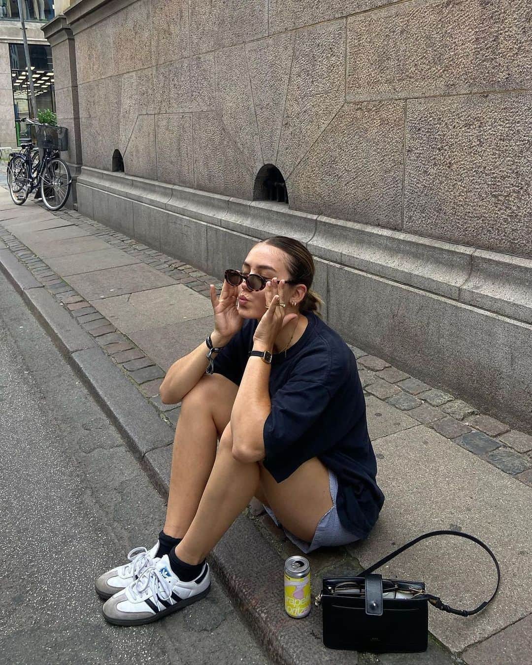 コモノのインスタグラム：「The Ana is one of our bestsellers for a reason 🕶️ 📸: @dillebreemeersch」