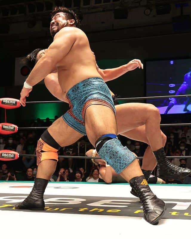 プロレスリング・ノアさんのインスタグラム写真 - (プロレスリング・ノアInstagram)「2023年9月17日 東京・後楽園ホール 【CLEANUP INTERNATIONAL presents 真・飛翔 〜丸藤正道デビュー25周年記念大会〜】  新婚＆第一子誕生発表・征矢学が赤まむしドリンク4本完飲で野獣化勝利。 「おあぁ!!動悸と鼓動がドックンドックンいってるぞ。赤まむしは!!一日1本、用量を守ってお飲みください。一日に4本も飲んだらこうなっちゃいますから。赤まむし怖いよ、赤まむし怖い。おっしゃ、オラ!!二人目作るぞ!!」  ■ABEMAで1️⃣週間限定無料公開‼️ 👀https://abema.app/YVk7  ■見逃し配信はwrestleUNIVERSE‼️ 👀https://www.wrestle-universe.com/lives/bPgNGQtgS8n83X4ppCzB6q . . ■プロレスリング・ノア大会スケジュール・チケット詳細はこちら↓ https://www.noah.co.jp/schedule/ -詳しくはプロフィール画面に記載のURLからご覧ください- . 🔥NOAHを見るならWRESTLE UNIVERSE‼️🔥 . 🖥️【WRESTLE UNIVERSEはこちら】 👀https://www.wrestle-universe.com/ . . Hello to all Pro-Wrestling fans overseas!! WRESTLE UNIVERSE ,the leading wrestling video subscription site,Please register!! . ⏯️WRESTLE UNIVERSE is here!! 👀https://www.wrestle-universe.com/ . . . #noah_ghc #プロレスリングノア #prowrestlingnoah #プロレス #prowrestler #prowrestling #ABEMA #wrestleUNIVERSE #プロレスフォト #instaprowrestling」9月17日 23時30分 - noah_ghc