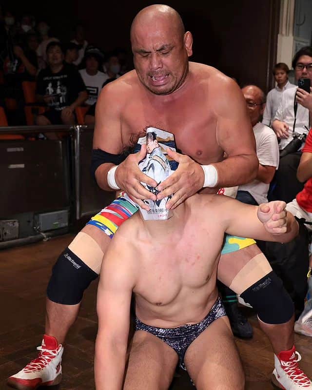 プロレスリング・ノアさんのインスタグラム写真 - (プロレスリング・ノアInstagram)「2023年9月17日 東京・後楽園ホール 【CLEANUP INTERNATIONAL presents 真・飛翔 〜丸藤正道デビュー25周年記念大会〜】  新婚＆第一子誕生発表・征矢学が赤まむしドリンク4本完飲で野獣化勝利。 「おあぁ!!動悸と鼓動がドックンドックンいってるぞ。赤まむしは!!一日1本、用量を守ってお飲みください。一日に4本も飲んだらこうなっちゃいますから。赤まむし怖いよ、赤まむし怖い。おっしゃ、オラ!!二人目作るぞ!!」  ■ABEMAで1️⃣週間限定無料公開‼️ 👀https://abema.app/YVk7  ■見逃し配信はwrestleUNIVERSE‼️ 👀https://www.wrestle-universe.com/lives/bPgNGQtgS8n83X4ppCzB6q . . ■プロレスリング・ノア大会スケジュール・チケット詳細はこちら↓ https://www.noah.co.jp/schedule/ -詳しくはプロフィール画面に記載のURLからご覧ください- . 🔥NOAHを見るならWRESTLE UNIVERSE‼️🔥 . 🖥️【WRESTLE UNIVERSEはこちら】 👀https://www.wrestle-universe.com/ . . Hello to all Pro-Wrestling fans overseas!! WRESTLE UNIVERSE ,the leading wrestling video subscription site,Please register!! . ⏯️WRESTLE UNIVERSE is here!! 👀https://www.wrestle-universe.com/ . . . #noah_ghc #プロレスリングノア #prowrestlingnoah #プロレス #prowrestler #prowrestling #ABEMA #wrestleUNIVERSE #プロレスフォト #instaprowrestling」9月17日 23時30分 - noah_ghc