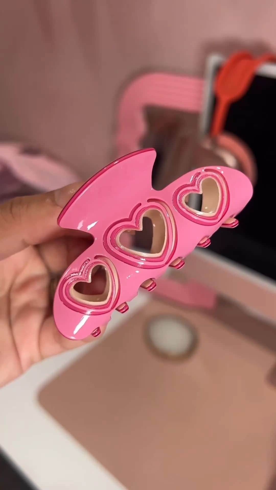 SHEINのインスタグラム：「An all-💗 ACCS haul?? It's more likely than you'd pink! 🌷😉 Drop your blush-worthy beauty buys in the comments 👇 @deecastle__  🔎 17683037 15371960 12887940 20947818 14270735  #SHEIN #SHEINforAll #SHEINstyle #fashion #chic #saveinstyle」
