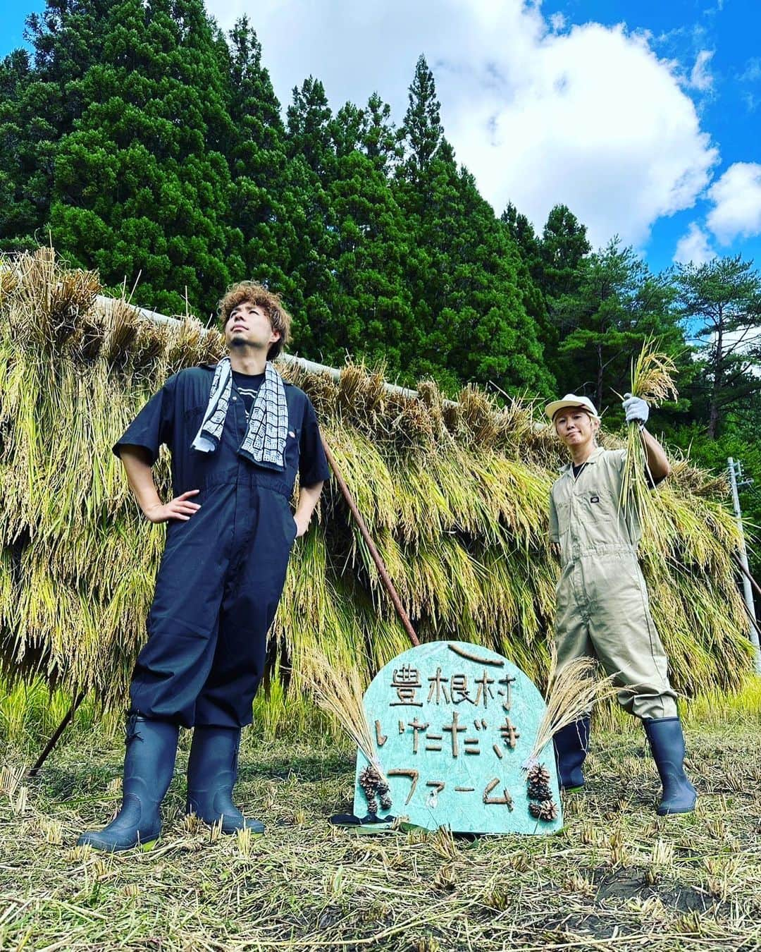 山田義孝さんのインスタグラム写真 - (山田義孝Instagram)「🌾🌾🌾 やってみたい事が今も山ほどある。 出逢いと縁で沢山の夢が叶っていく。 今年もとても良い夏になりました。 仲間達に感謝🥲 #豊根村」9月17日 23時31分 - yamadayositaka