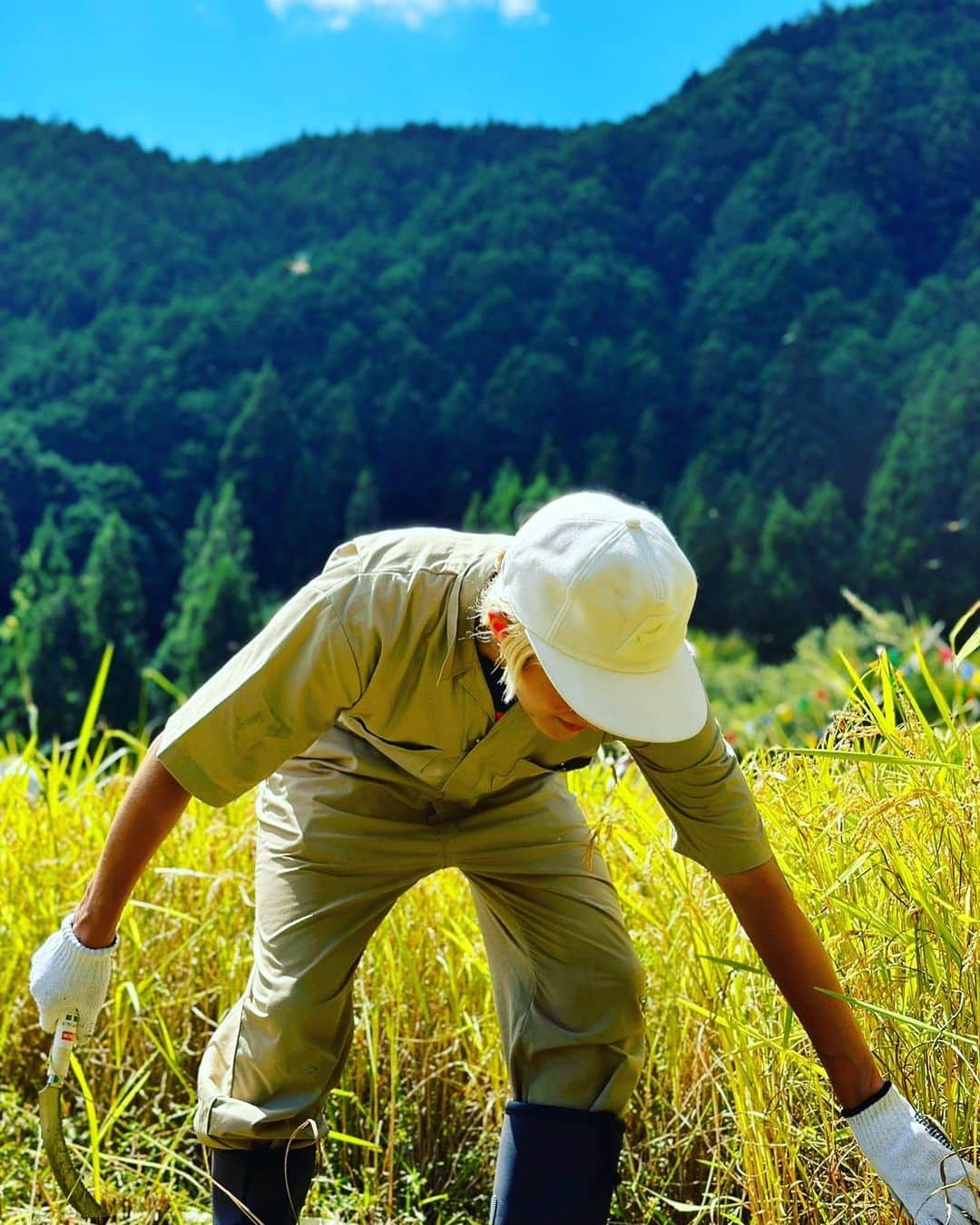 山田義孝のインスタグラム：「🌾🌾🌾 やってみたい事が今も山ほどある。 出逢いと縁で沢山の夢が叶っていく。 今年もとても良い夏になりました。 仲間達に感謝🥲 #豊根村」