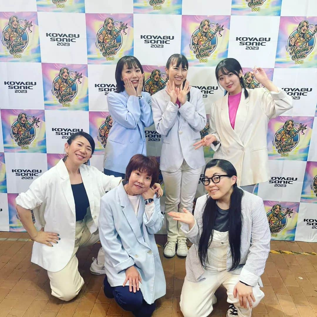 服部ひで子さんのインスタグラム写真 - (服部ひで子Instagram)「#コヤソニ2023 ２日目終了。 めちゃくちゃ盛り上がってますよーーー(*>∀<*)✨！  豪華アーティストのパフォーマンスに感動して、お笑いで笑って、ゲームに熱中して、フェス飯を堪能して、、、どこを取っても楽しめるフェス‼️  今日は、前説で「よしもと新喜劇NEXT」から誕生したユニットでBTS「Dynamite」を披露しました🌈  あんな大きなステージで、しかも8400人の前でパフォーマンスするなんて……こんなことが出来るのはコヤソニだけです！笑  本当に、凄いフェスです😂😂！！！ あったかいお客様のおかげで、最高の時間を過ごせました✨  コヤソニは明日で最終日😭 参加される皆様！共に楽しみましょうね❤  #コヤブソニック2023 #コヤソニ2023 #爆乳三姉妹 #ヒデチチ #服部ひで子 #モリチチ #森田まりこ  #オカチチ #岡田直子 #よしもと新喜劇NEXT #たかおみゆき #谷川友梨 #湯澤花梨 #咲方響 #吉本新喜劇」9月17日 23時25分 - hideko_hattori