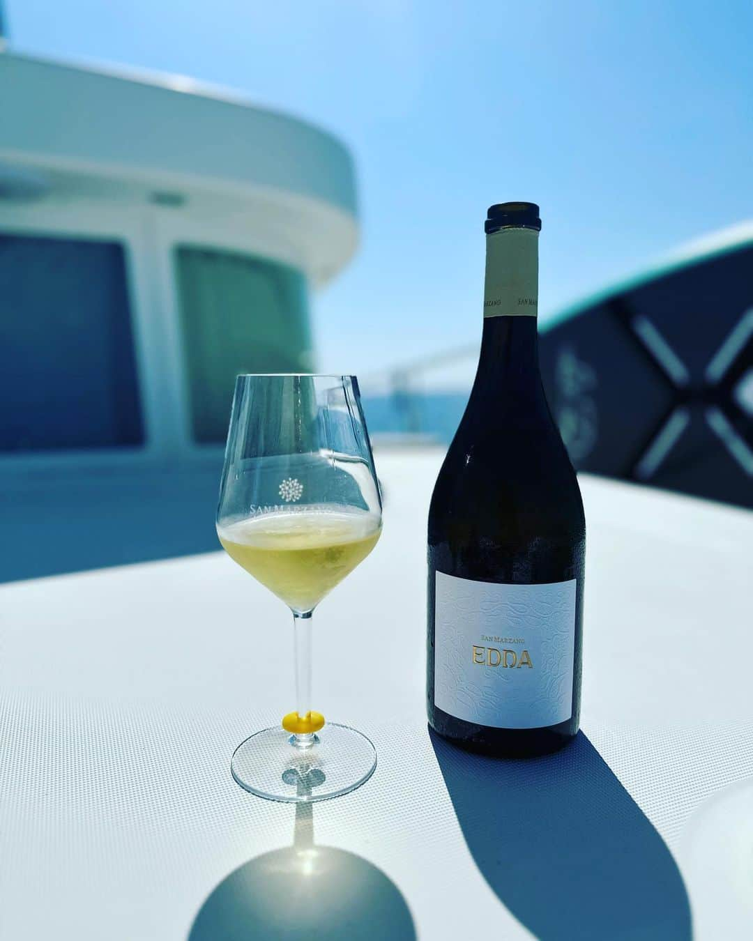 大草直子さんのインスタグラム写真 - (大草直子Instagram)「今日は @sanmarzanowines とクルーズ🛳️🍷  日焼け→飛び込む→ワイン→飛び込む→飛び込む😆🤣永遠♾️の幸福のループ🔁❤️  今日頂いたワインは @sanmarzanowines の白。 エチケットはレースを思わせるEDDA。「彼女」という名前のワインは、大切な人に花束を渡すように贈ってほしい、という意味があるんだそう。白桃や梨を🍐感じさせる、上品な味わいは、食事🍽️の後、ワインだけでも楽しめます🤍🤍  ああ、楽しかった😆 @sanmarzanowines  @momchichina  @luca_conversano  @dongu.paola  #sanmarzanowines  #サンマルツァーノワイン #puglia #プーリア #italianlifestyle  #presstrip #ご一緒したみなさま #ありがとうございました」9月17日 23時27分 - naokookusa