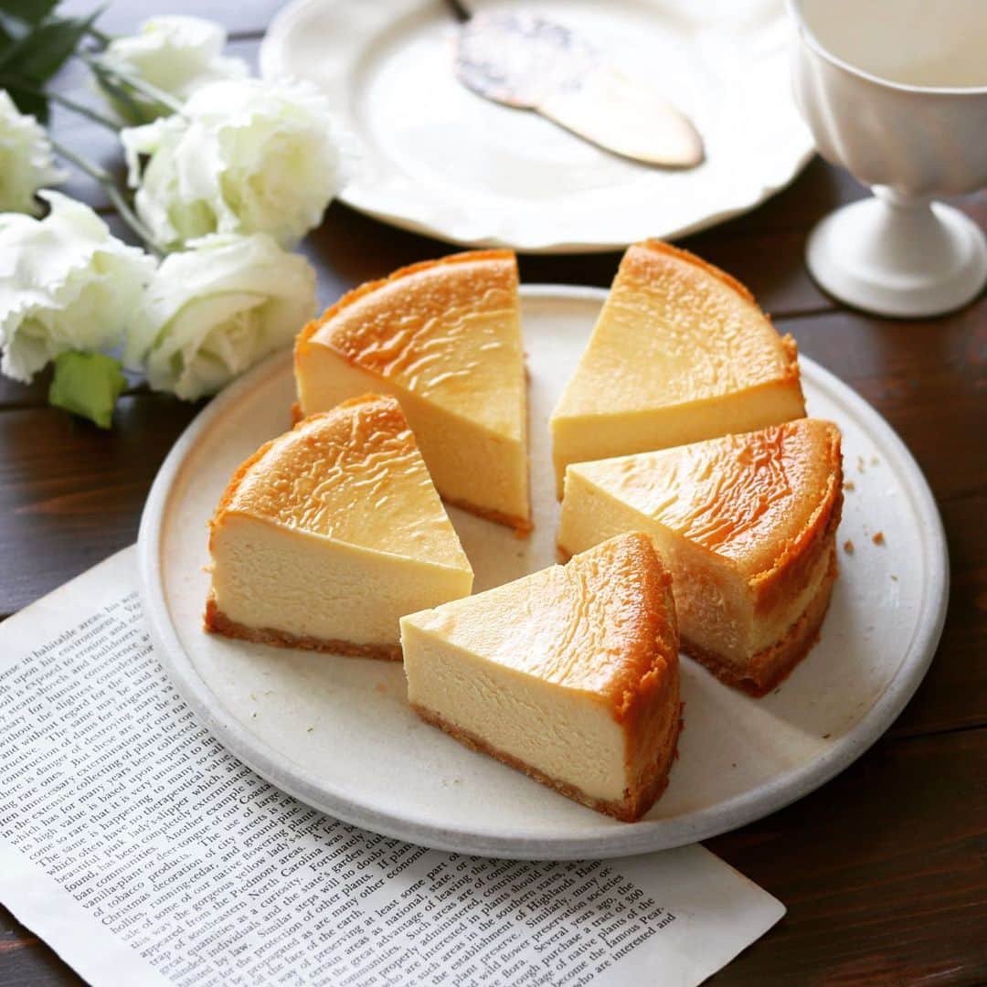 mikiのインスタグラム：「・ ・ bake.cheese cake🧀  ラム酒をアクセントにしたチーズケーキ🫶  昨日、京都は猛暑日更新したそうな。 通りで暑いし、クーラーもまだまだフル回転。  秋服着ていけるだろうか🥹  良い三連休を⭕️  コメントおやすみします🔐」