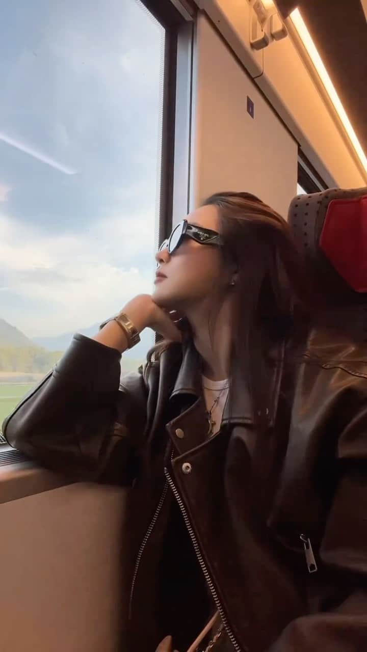 Kim Chiuのインスタグラム：「Travel solo once in awhile.❤️ Moments of solitude and self reflection. 🥰 Someone told me…. “It’s okay to get lost sometimes, that’s where the adventure begins.”  (but don’t forget to bring your tripod for photos and videos to capture!) 😜📸  #CHIUrista #ootdksyc」