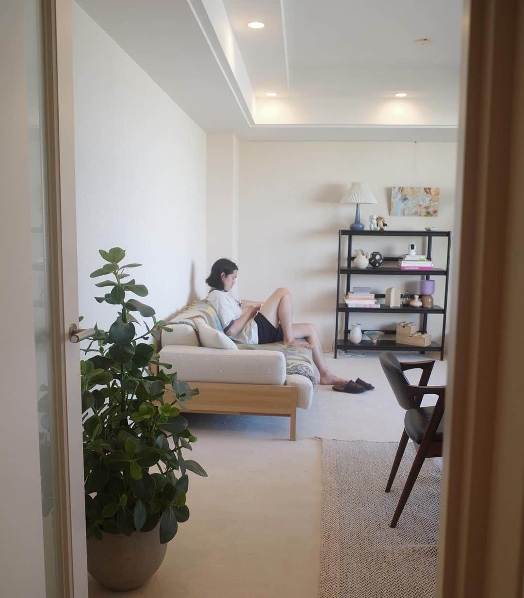 石井リナのインスタグラム：「休日、家が好き🏠  3枚目はちゃたろうにメンチ切ってるソル。イカ耳で怖い顔してて面白い😂」
