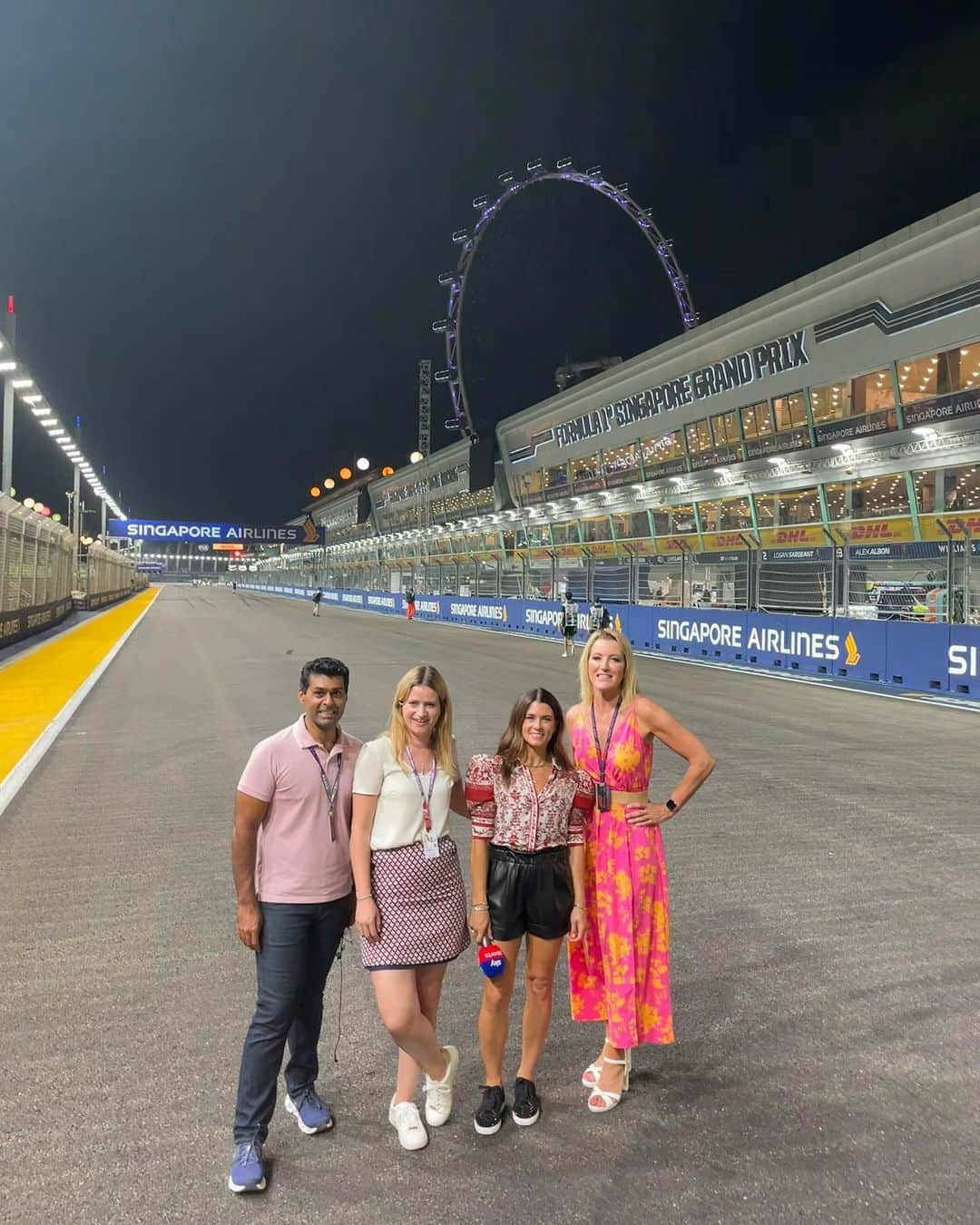 ダニカ・パトリックさんのインスタグラム写真 - (ダニカ・パトリックInstagram)「We have a lot of fun @skysportsf1!!!! And the on track action is pretty damn good too! Tube into Singapore @f1 tonight or tomorrow or wherever you are! 😜」9月17日 14時43分 - danicapatrick