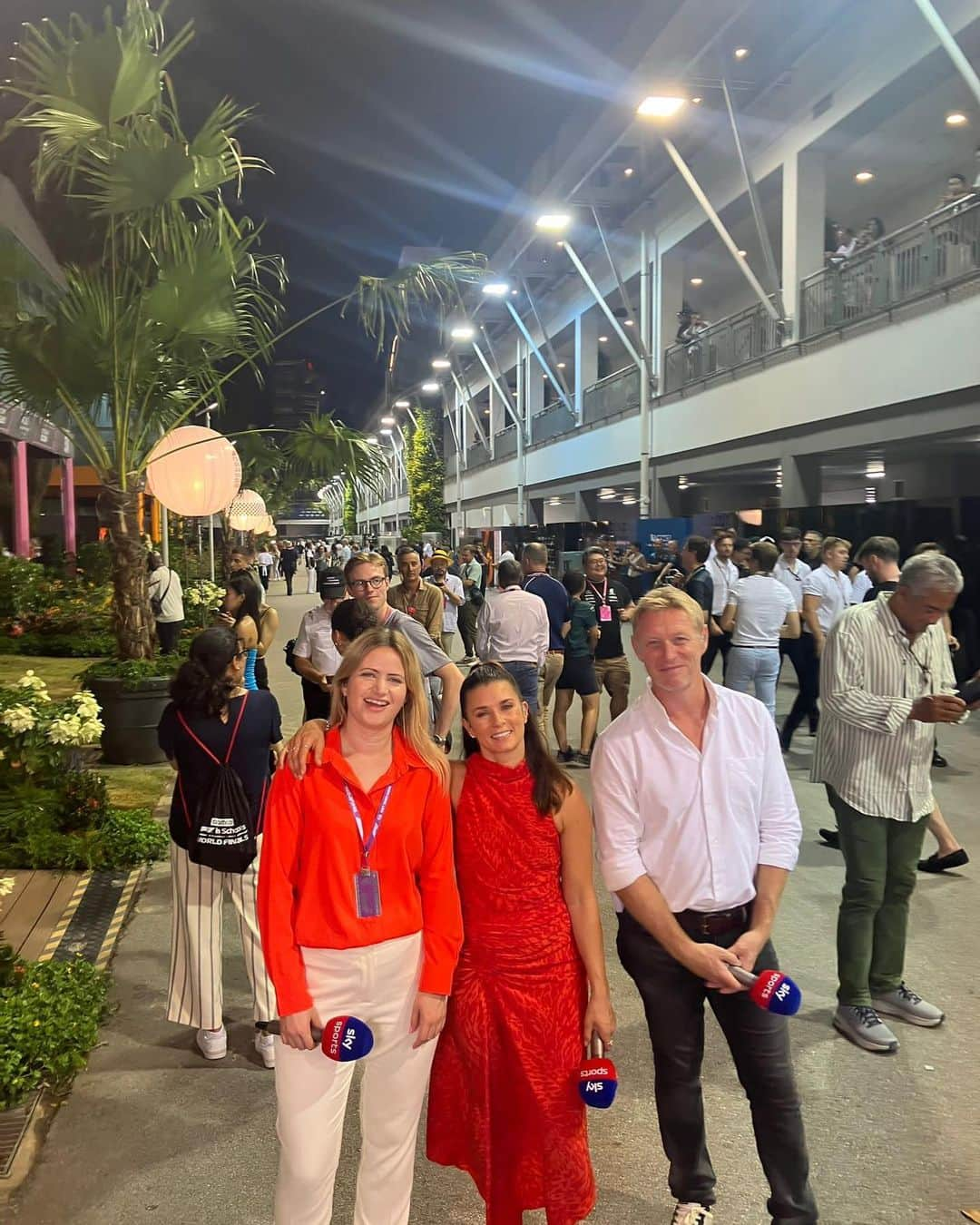 ダニカ・パトリックさんのインスタグラム写真 - (ダニカ・パトリックInstagram)「We have a lot of fun @skysportsf1!!!! And the on track action is pretty damn good too! Tube into Singapore @f1 tonight or tomorrow or wherever you are! 😜」9月17日 14時43分 - danicapatrick