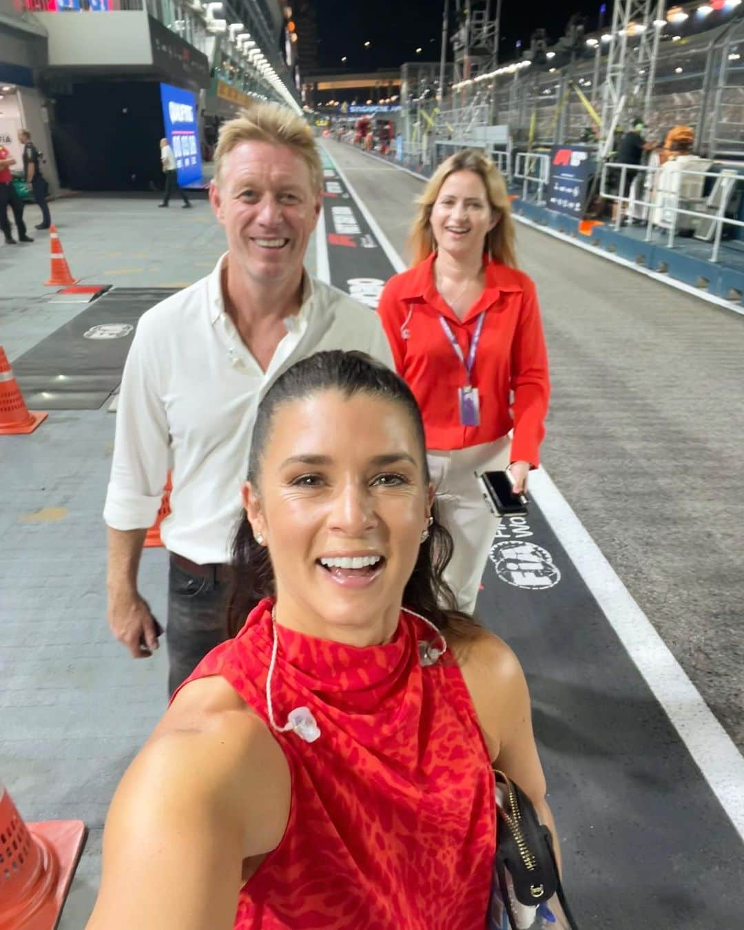 ダニカ・パトリックさんのインスタグラム写真 - (ダニカ・パトリックInstagram)「We have a lot of fun @skysportsf1!!!! And the on track action is pretty damn good too! Tube into Singapore @f1 tonight or tomorrow or wherever you are! 😜」9月17日 14時43分 - danicapatrick