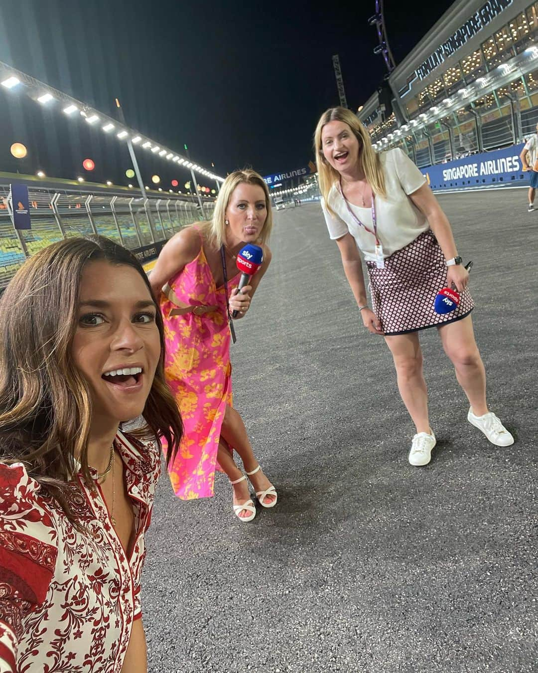 ダニカ・パトリックさんのインスタグラム写真 - (ダニカ・パトリックInstagram)「We have a lot of fun @skysportsf1!!!! And the on track action is pretty damn good too! Tube into Singapore @f1 tonight or tomorrow or wherever you are! 😜」9月17日 14時43分 - danicapatrick