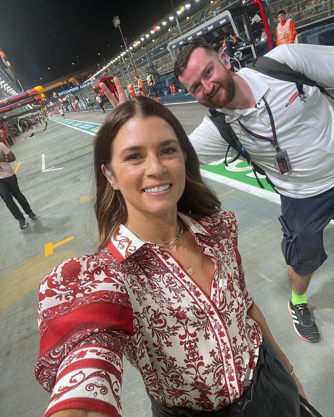 ダニカ・パトリックさんのインスタグラム写真 - (ダニカ・パトリックInstagram)「We have a lot of fun @skysportsf1!!!! And the on track action is pretty damn good too! Tube into Singapore @f1 tonight or tomorrow or wherever you are! 😜」9月17日 14時43分 - danicapatrick