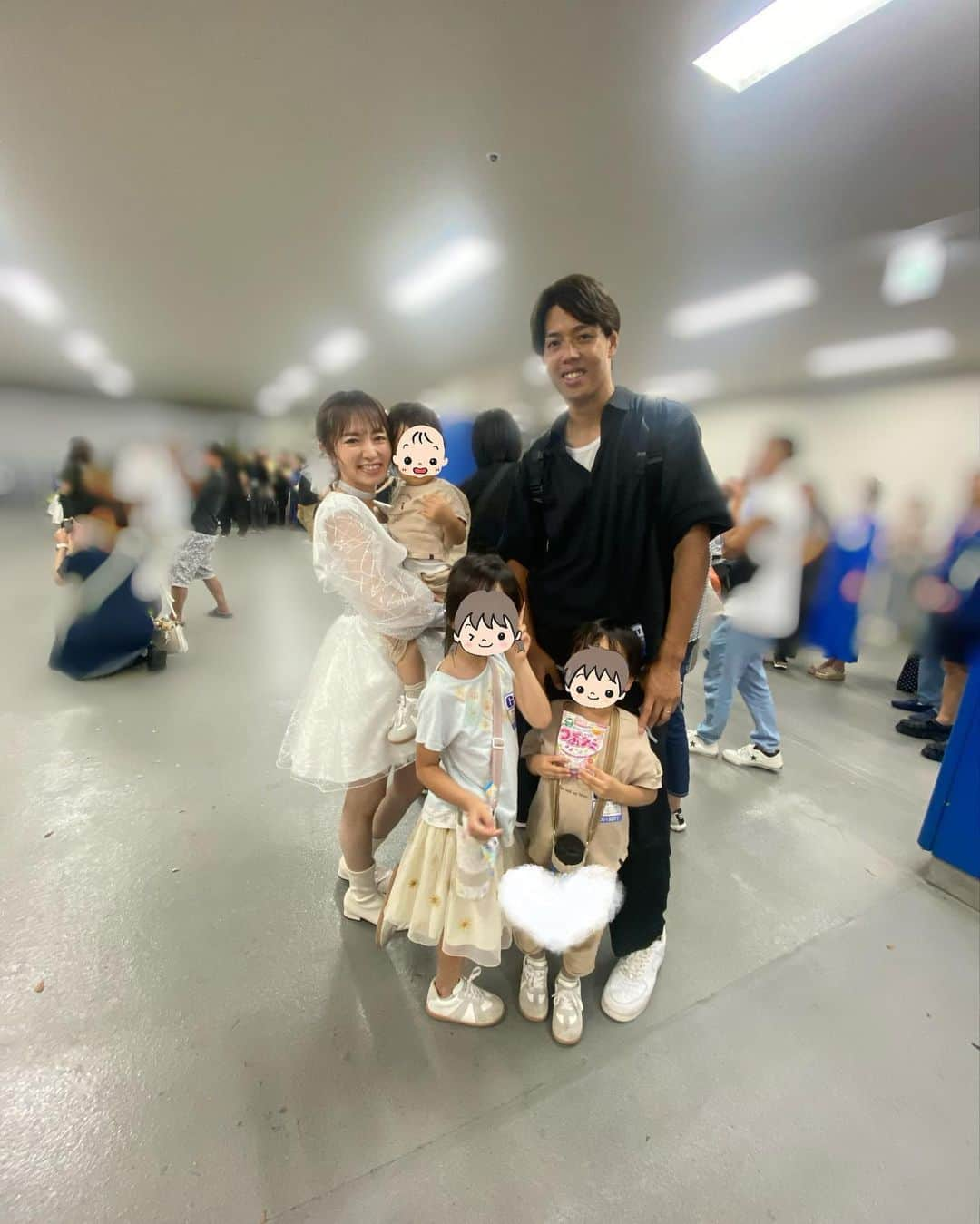 紺野あさ美さんのインスタグラム写真 - (紺野あさ美Instagram)「ハロコン投稿ラスト！  theアイドルな衣装を着る機会も 今後なかなかないんじゃないかと 絵梨香ちゃんと撮りあった写真😁  スタイリストの藤井さん こんなに大勢の衣装を ありがとうございました！  絵梨香ちゃんとは今北海道で 子供の習い事が一緒で会ってたり 当時のご縁が今まで続いていることも多々あり…  懸命にアイドルに向き合った あの時間を共有できた仲間の存在は 大切な宝物です  北海道在住なこともありリハ時間も短くて 本番前まではドキドキでしたが 始まったら楽しかった！  そして今回また改めて ハロプロのパワーを 後輩たちのパフォーマンスから感じました  私が帰りの新千歳→札幌の車内で 妹にこの子は歌が上手くて〜 この子のここのダンスが〜と説明したら 妹はJuice=Juiceの魅力に今ハマり始めました🤭  これからもたくさん愛される ハロプロでありますように🙌」9月17日 14時44分 - asami__k